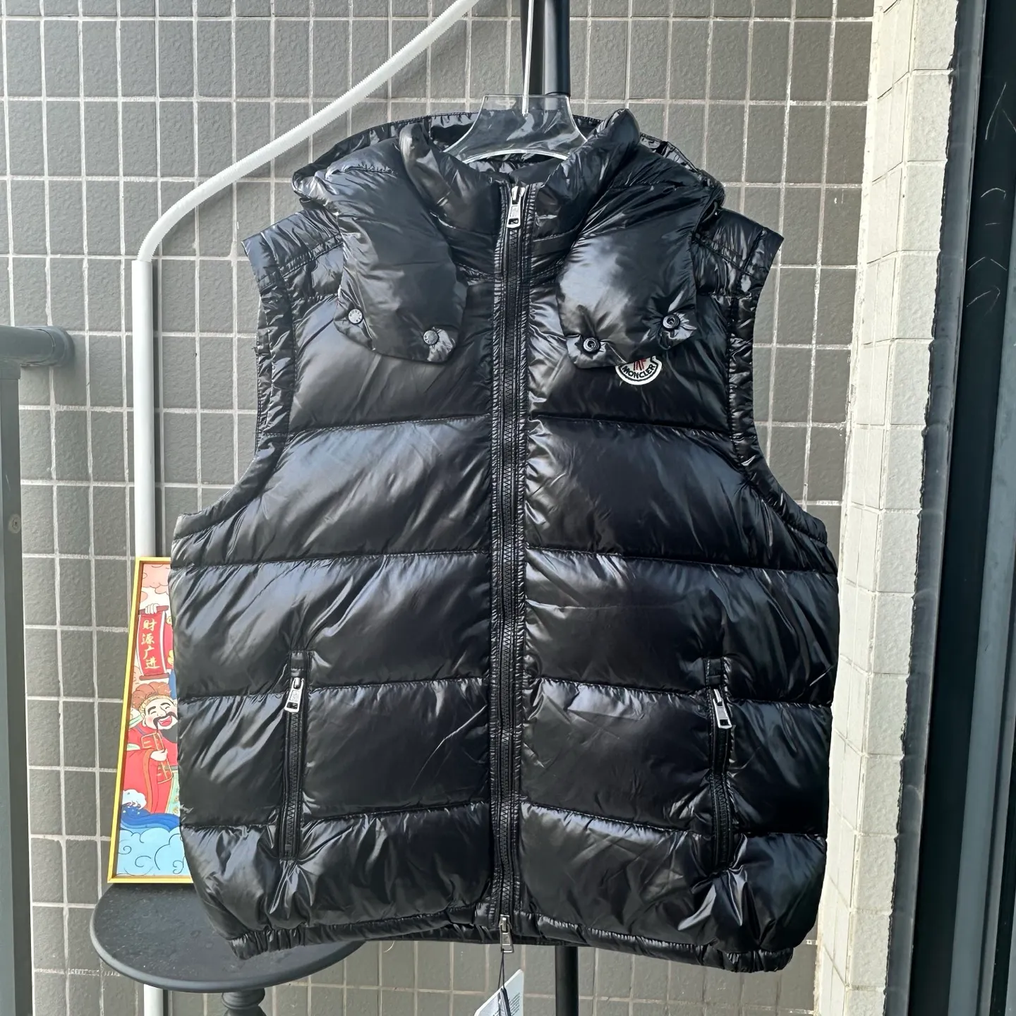 P400 Top real shot, differentiated currency] 𝗠𝗼𝗻𝗰𝗲𝗿/Mask Down Vest Model No.: TT120 The Maya/Maya Down Vest, a collection from the Moncler Archives that has been awaited for a year, maya down vest is made of iconic shiny lacquered nylon, with high-performance details to provide warmth and protection. This Moncler classic piece is equipped with a detachable hood to enhance the protective performance of the overall design. •NFC chip anti-counterfeiting •Made of lacquered nylon •Painted nylon •Filled with down •Detachable hood •Zipper closure •Outer pocket with zipper closure •Elastic drawstring at the hem The detachable hood gives this down vest more matching options. Toray glossy outer material is provided by customers. 15D nylon fabric/lining is of the highest standard. The fabric feels smooth and has a very textured feel. The entire down jacket has four layers of fabric in total, and the two inner layers are made of the best 400D liner cloth and woolen! It is filled with imported European standard 90% white duck down, with high fluffiness, high gram weight and down content. The feel is excellent in all aspects. You can hardly feel the hair stalks, and you don’t have to worry about the velvet problem. It can effectively lock in and collect heat. You can feel its plump state by looking at the real photos. It is quite light on the upper body and does not feel bloated at all. Double zipper pockets on both sides, No. 5 resin zipper closure method; soft and not stuck; there is no problem in putting a mobile phone card holder! The resin zipper blocks the wind; it blocks the cold wind in the cold winter! Original durable accessories and hardware ~ all made to order! It shows the aura of big brands everywhere, highlights the high-end style and quality, is simple and elegant, and looks good no matter how you wear it. Mengkou has been focusing on production for 8 years. The perfect combination of every link ensures the smoothness of each piece of clothing. It is the Rolls-Royce of down jackets~ Color: Black Size: 1-2-3-4-5
