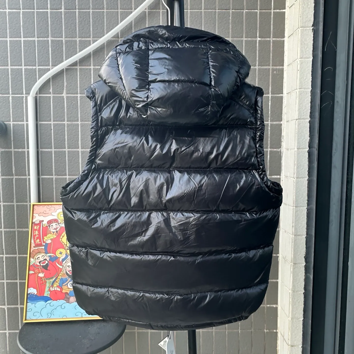 P400 Top real shot, differentiated currency] 𝗠𝗼𝗻𝗰𝗲𝗿/Mask Down Vest Model No.: TT120 The Maya/Maya Down Vest, a collection from the Moncler Archives that has been awaited for a year, maya down vest is made of iconic shiny lacquered nylon, with high-performance details to provide warmth and protection. This Moncler classic piece is equipped with a detachable hood to enhance the protective performance of the overall design. •NFC chip anti-counterfeiting •Made of lacquered nylon •Painted nylon •Filled with down •Detachable hood •Zipper closure •Outer pocket with zipper closure •Elastic drawstring at the hem The detachable hood gives this down vest more matching options. Toray glossy outer material is provided by customers. 15D nylon fabric/lining is of the highest standard. The fabric feels smooth and has a very textured feel. The entire down jacket has four layers of fabric in total, and the two inner layers are made of the best 400D liner cloth and woolen! It is filled with imported European standard 90% white duck down, with high fluffiness, high gram weight and down content. The feel is excellent in all aspects. You can hardly feel the hair stalks, and you don’t have to worry about the velvet problem. It can effectively lock in and collect heat. You can feel its plump state by looking at the real photos. It is quite light on the upper body and does not feel bloated at all. Double zipper pockets on both sides, No. 5 resin zipper closure method; soft and not stuck; there is no problem in putting a mobile phone card holder! The resin zipper blocks the wind; it blocks the cold wind in the cold winter! Original durable accessories and hardware ~ all made to order! It shows the aura of big brands everywhere, highlights the high-end style and quality, is simple and elegant, and looks good no matter how you wear it. Mengkou has been focusing on production for 8 years. The perfect combination of every link ensures the smoothness of each piece of clothing. It is the Rolls-Royce of down jackets~ Color: Black Size: 1-2-3-4-5