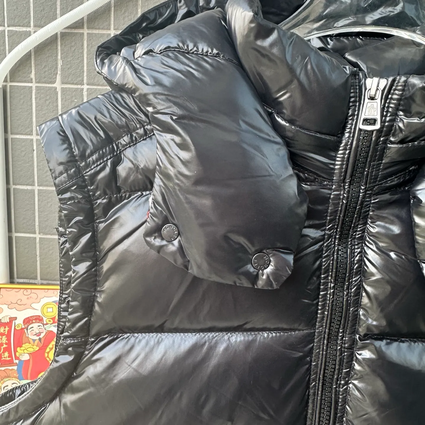 P400 Top real shot, differentiated currency] 𝗠𝗼𝗻𝗰𝗲𝗿/Mask Down Vest Model No.: TT120 The Maya/Maya Down Vest, a collection from the Moncler Archives that has been awaited for a year, maya down vest is made of iconic shiny lacquered nylon, with high-performance details to provide warmth and protection. This Moncler classic piece is equipped with a detachable hood to enhance the protective performance of the overall design. •NFC chip anti-counterfeiting •Made of lacquered nylon •Painted nylon •Filled with down •Detachable hood •Zipper closure •Outer pocket with zipper closure •Elastic drawstring at the hem The detachable hood gives this down vest more matching options. Toray glossy outer material is provided by customers. 15D nylon fabric/lining is of the highest standard. The fabric feels smooth and has a very textured feel. The entire down jacket has four layers of fabric in total, and the two inner layers are made of the best 400D liner cloth and woolen! It is filled with imported European standard 90% white duck down, with high fluffiness, high gram weight and down content. The feel is excellent in all aspects. You can hardly feel the hair stalks, and you don’t have to worry about the velvet problem. It can effectively lock in and collect heat. You can feel its plump state by looking at the real photos. It is quite light on the upper body and does not feel bloated at all. Double zipper pockets on both sides, No. 5 resin zipper closure method; soft and not stuck; there is no problem in putting a mobile phone card holder! The resin zipper blocks the wind; it blocks the cold wind in the cold winter! Original durable accessories and hardware ~ all made to order! It shows the aura of big brands everywhere, highlights the high-end style and quality, is simple and elegant, and looks good no matter how you wear it. Mengkou has been focusing on production for 8 years. The perfect combination of every link ensures the smoothness of each piece of clothing. It is the Rolls-Royce of down jackets~ Color: Black Size: 1-2-3-4-5
