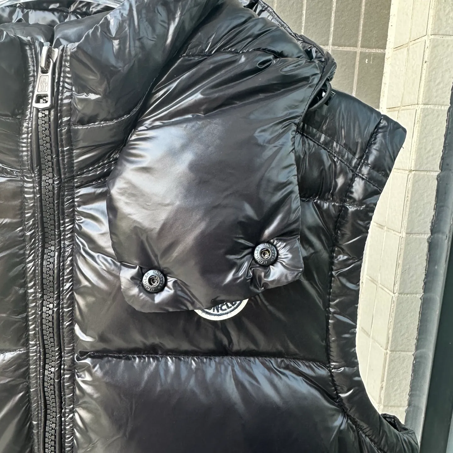 P400 Top real shot, differentiated currency] 𝗠𝗼𝗻𝗰𝗲𝗿/Mask Down Vest Model No.: TT120 The Maya/Maya Down Vest, a collection from the Moncler Archives that has been awaited for a year, maya down vest is made of iconic shiny lacquered nylon, with high-performance details to provide warmth and protection. This Moncler classic piece is equipped with a detachable hood to enhance the protective performance of the overall design. •NFC chip anti-counterfeiting •Made of lacquered nylon •Painted nylon •Filled with down •Detachable hood •Zipper closure •Outer pocket with zipper closure •Elastic drawstring at the hem The detachable hood gives this down vest more matching options. Toray glossy outer material is provided by customers. 15D nylon fabric/lining is of the highest standard. The fabric feels smooth and has a very textured feel. The entire down jacket has four layers of fabric in total, and the two inner layers are made of the best 400D liner cloth and woolen! It is filled with imported European standard 90% white duck down, with high fluffiness, high gram weight and down content. The feel is excellent in all aspects. You can hardly feel the hair stalks, and you don’t have to worry about the velvet problem. It can effectively lock in and collect heat. You can feel its plump state by looking at the real photos. It is quite light on the upper body and does not feel bloated at all. Double zipper pockets on both sides, No. 5 resin zipper closure method; soft and not stuck; there is no problem in putting a mobile phone card holder! The resin zipper blocks the wind; it blocks the cold wind in the cold winter! Original durable accessories and hardware ~ all made to order! It shows the aura of big brands everywhere, highlights the high-end style and quality, is simple and elegant, and looks good no matter how you wear it. Mengkou has been focusing on production for 8 years. The perfect combination of every link ensures the smoothness of each piece of clothing. It is the Rolls-Royce of down jackets~ Color: Black Size: 1-2-3-4-5