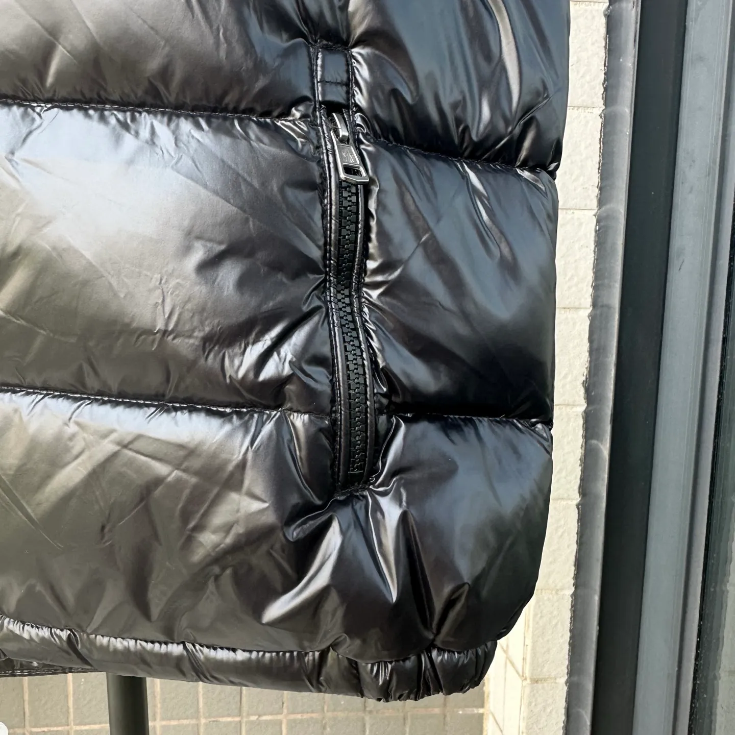 P400 Top real shot, differentiated currency] 𝗠𝗼𝗻𝗰𝗲𝗿/Mask Down Vest Model No.: TT120 The Maya/Maya Down Vest, a collection from the Moncler Archives that has been awaited for a year, maya down vest is made of iconic shiny lacquered nylon, with high-performance details to provide warmth and protection. This Moncler classic piece is equipped with a detachable hood to enhance the protective performance of the overall design. •NFC chip anti-counterfeiting •Made of lacquered nylon •Painted nylon •Filled with down •Detachable hood •Zipper closure •Outer pocket with zipper closure •Elastic drawstring at the hem The detachable hood gives this down vest more matching options. Toray glossy outer material is provided by customers. 15D nylon fabric/lining is of the highest standard. The fabric feels smooth and has a very textured feel. The entire down jacket has four layers of fabric in total, and the two inner layers are made of the best 400D liner cloth and woolen! It is filled with imported European standard 90% white duck down, with high fluffiness, high gram weight and down content. The feel is excellent in all aspects. You can hardly feel the hair stalks, and you don’t have to worry about the velvet problem. It can effectively lock in and collect heat. You can feel its plump state by looking at the real photos. It is quite light on the upper body and does not feel bloated at all. Double zipper pockets on both sides, No. 5 resin zipper closure method; soft and not stuck; there is no problem in putting a mobile phone card holder! The resin zipper blocks the wind; it blocks the cold wind in the cold winter! Original durable accessories and hardware ~ all made to order! It shows the aura of big brands everywhere, highlights the high-end style and quality, is simple and elegant, and looks good no matter how you wear it. Mengkou has been focusing on production for 8 years. The perfect combination of every link ensures the smoothness of each piece of clothing. It is the Rolls-Royce of down jackets~ Color: Black Size: 1-2-3-4-5