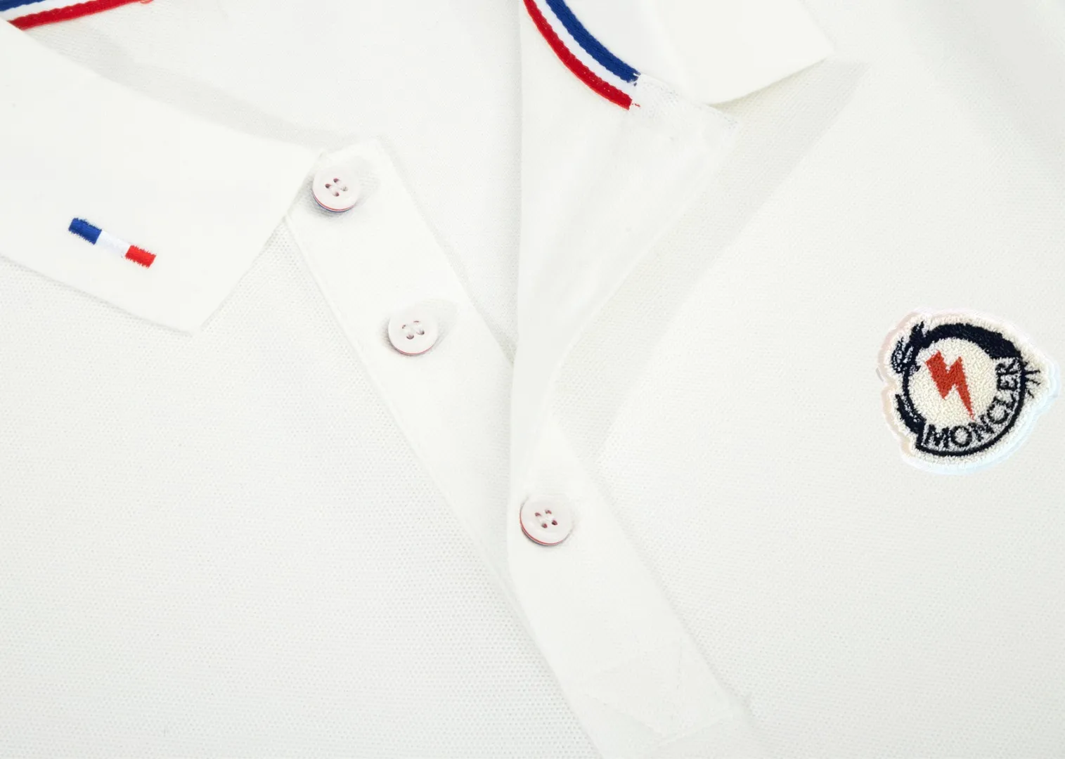 P210 MONCLER/Mask 25SS new logo embroidered lapel long-sleeved Polo shirt.  A simple yet refined T-shirt. The best item to create a modern and elegant look. Excellent channel product! Customer-supplied Piquet porous fiber pique cotton fabric, which can be called a "breathing fabric."  The unparalleled texture is inseparable from the exquisite materials used in craft tailoring. The craft knitted quilted design makes the hand feel extremely smooth and delicate without any roughness. The original logo design is more luxurious and noble. The upper body is comfortable and classy. The hand feels very smooth and soft. It can be easily controlled regardless of business, fashion or leisure. The age span is very large, which conforms to the trendy and practical dressing customs. It is the first choice for senior urban fashion people.  Black/white/Tibetan orchid Size: M~3XL