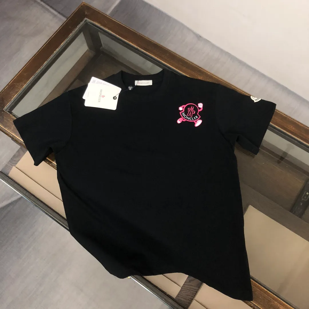 P150 MONCLER 25 The latest short-sleeved T-shirt for couples~Featured brand printing design~The upper body of the fabric is comfortable and breathable, not stiff, slim cut, and made of high-end custom-made pure cotton fabric! The upper body is comfortable and stylish, and it can be worn alone as an inner layer. It is a must-have for fashionistas! ! ! Color: Black White Brown Gray Size: S M L XL (Loose fit! Please indicate your height and weight when placing an order)
