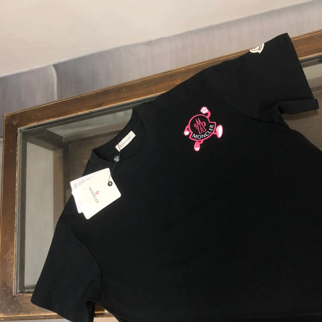 P150 MONCLER 25 The latest short-sleeved T-shirt for couples~Featured brand printing design~The upper body of the fabric is comfortable and breathable, not stiff, slim cut, and made of high-end custom-made pure cotton fabric! The upper body is comfortable and stylish, and it can be worn alone as an inner layer. It is a must-have for fashionistas! ! ! Color: Black White Brown Gray Size: S M L XL (Loose fit! Please indicate your height and weight when placing an order)