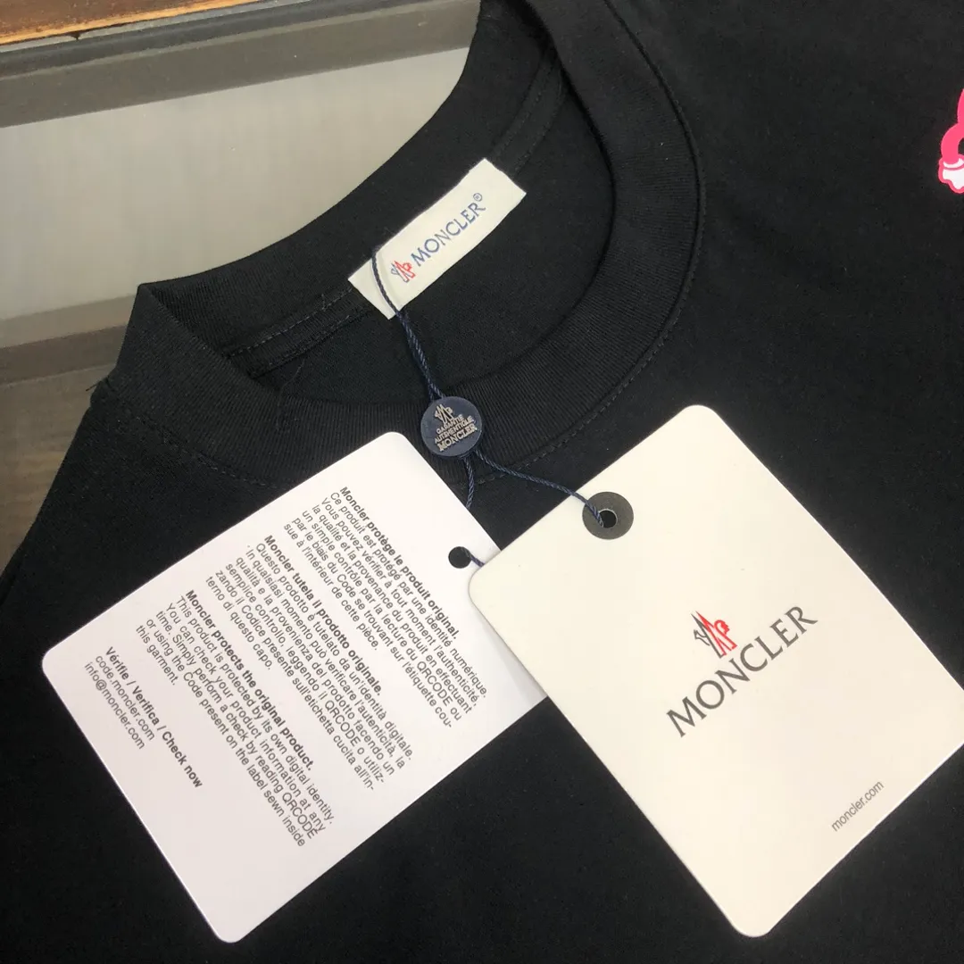 P150 MONCLER 25 The latest short-sleeved T-shirt for couples~Featured brand printing design~The upper body of the fabric is comfortable and breathable, not stiff, slim cut, and made of high-end custom-made pure cotton fabric! The upper body is comfortable and stylish, and it can be worn alone as an inner layer. It is a must-have for fashionistas! ! ! Color: Black White Brown Gray Size: S M L XL (Loose fit! Please indicate your height and weight when placing an order)