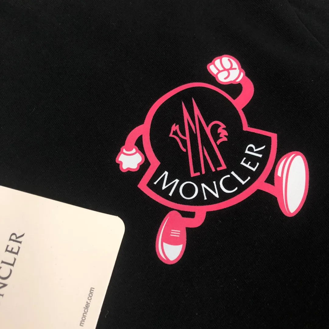 P150 MONCLER 25 The latest short-sleeved T-shirt for couples~Featured brand printing design~The upper body of the fabric is comfortable and breathable, not stiff, slim cut, and made of high-end custom-made pure cotton fabric! The upper body is comfortable and stylish, and it can be worn alone as an inner layer. It is a must-have for fashionistas! ! ! Color: Black White Brown Gray Size: S M L XL (Loose fit! Please indicate your height and weight when placing an order)
