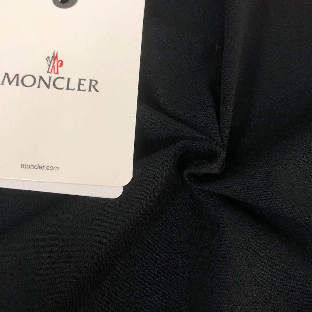 P150 MONCLER 25 The latest short-sleeved T-shirt for couples~Featured brand printing design~The upper body of the fabric is comfortable and breathable, not stiff, slim cut, and made of high-end custom-made pure cotton fabric! The upper body is comfortable and stylish, and it can be worn alone as an inner layer. It is a must-have for fashionistas! ! ! Color: Black White Brown Gray Size: S M L XL (Loose fit! Please indicate your height and weight when placing an order)