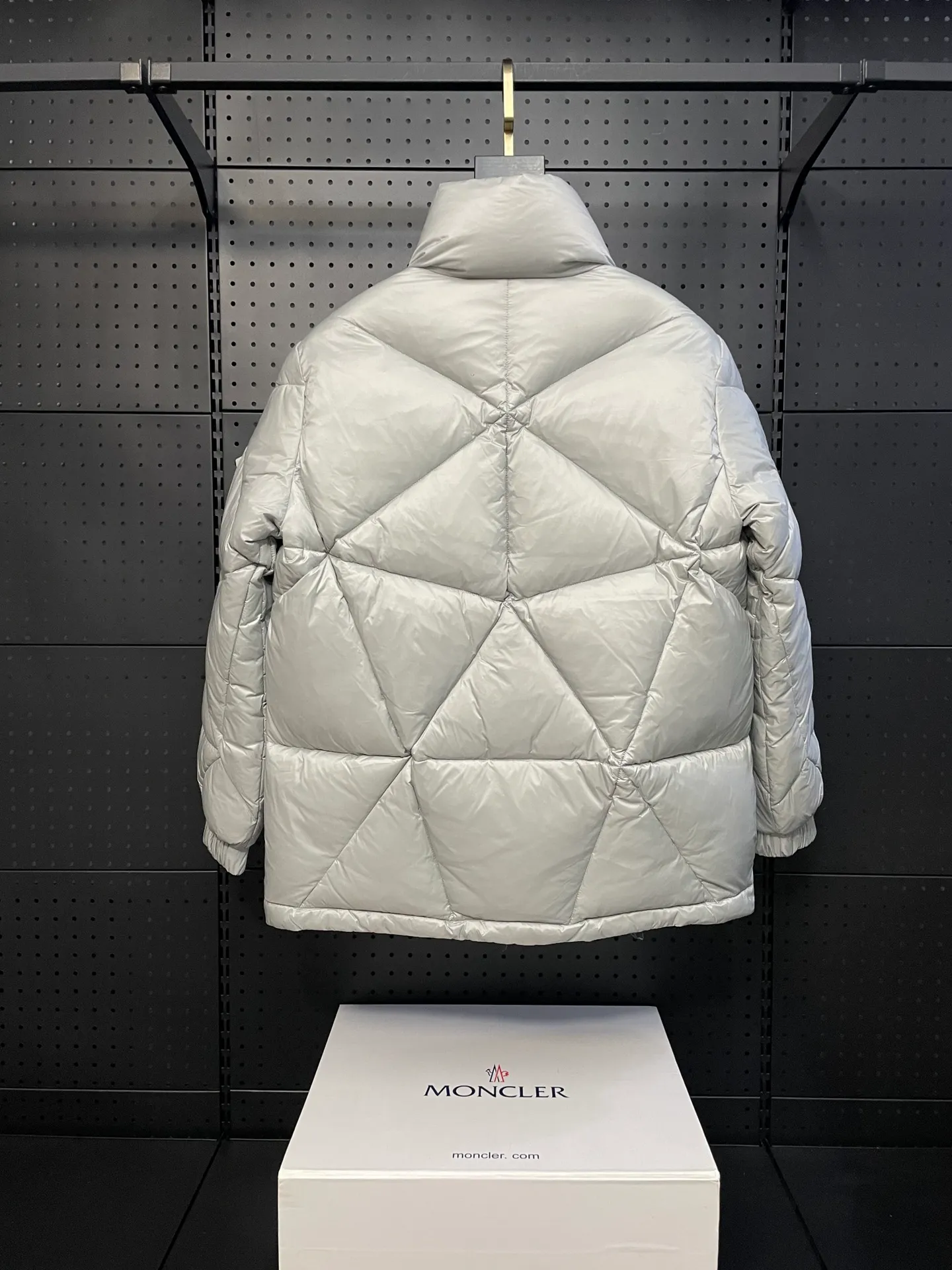 P960 Fei Dong collaborates with Moncler. Moncler once again joins hands with Pharrell Williams to create a joint series. The top 90 white duck I chose this time is the Moncler Genius product line. This Oak jacket is made of technical nylon, equipped with snap pockets and down padding to create the best warmth. The unique triangular car line will create a more artistic visual effect as a whole. The solid color dress is only decorated with LOGO on the chest and arms, which will not be too public while retaining the joint identity. It is also very versatile when paired together. This design technique has also appeared many times in Fei Dong’s joint brands, which is quite recognizable. Size: 1-5