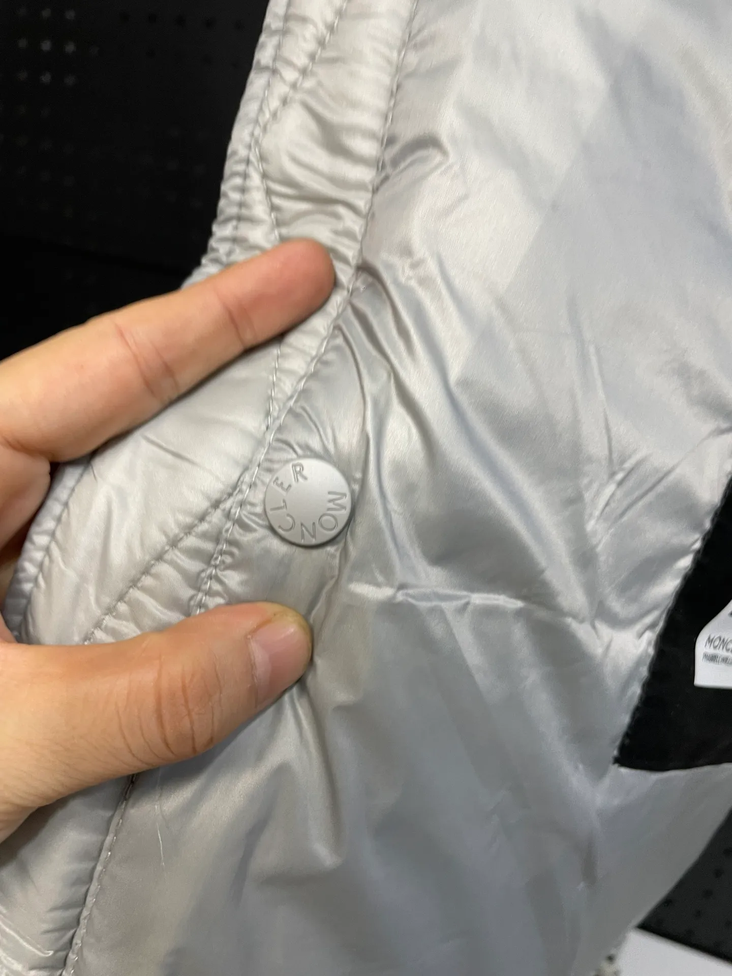 P960 Fei Dong collaborates with Moncler. Moncler once again joins hands with Pharrell Williams to create a joint series. The top 90 white duck I chose this time is the Moncler Genius product line. This Oak jacket is made of technical nylon, equipped with snap pockets and down padding to create the best warmth. The unique triangular car line will create a more artistic visual effect as a whole. The solid color dress is only decorated with LOGO on the chest and arms, which will not be too public while retaining the joint identity. It is also very versatile when paired together. This design technique has also appeared many times in Fei Dong’s joint brands, which is quite recognizable. Size: 1-5