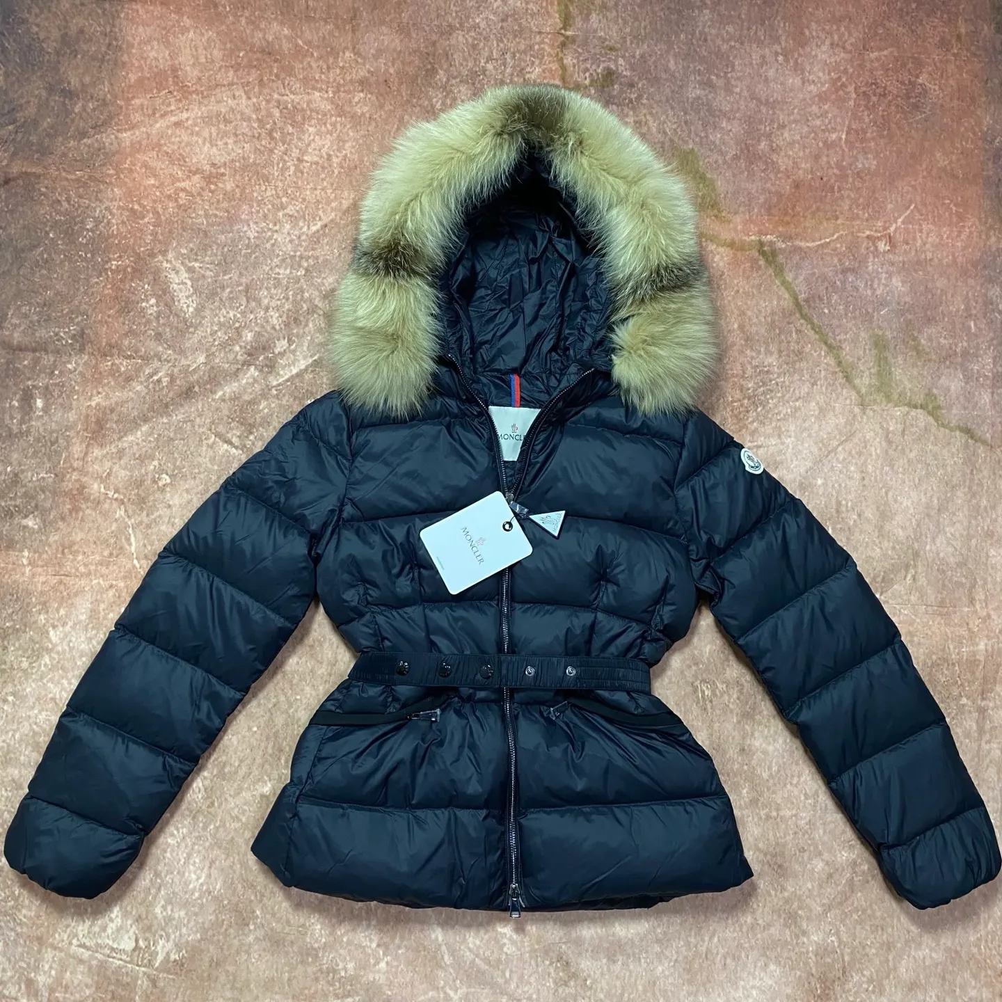 P960 Moncler Moncler muzzle removable fur collar elastic waistband lightweight nylon waist down jacket. Oversized hood, oversized fur collar, 100% imported Finnish fur collar, very, very high-end, hair needles are clearly defined, dense and fluffy, super high down filling, just the right length design, super slimming, very needed in the cold winter in the north! It is warm and simple and can be worn to create a slim waist, and the style design will never go out of style. It is easier and more comfortable to wear. It has excellent warmth retention, sufficient warmth and sufficient temperature. It is very slimming and waistline, without the slightest sense of bulk. It is 90% white goose down, with a down filling capacity of nearly 300g. The down has sufficient fluffiness and good velvet, and will not be trapped in the velvet! The shape is really great, elongating the body proportions, making you look taller and slimmer, double zipper pullers, exquisite hardware, hooded design, detachable fur collar, exquisite wiring workmanship, which further highlights the quality. A truly good product, it will be sought after wherever you go! Highly recommended! Size 1234