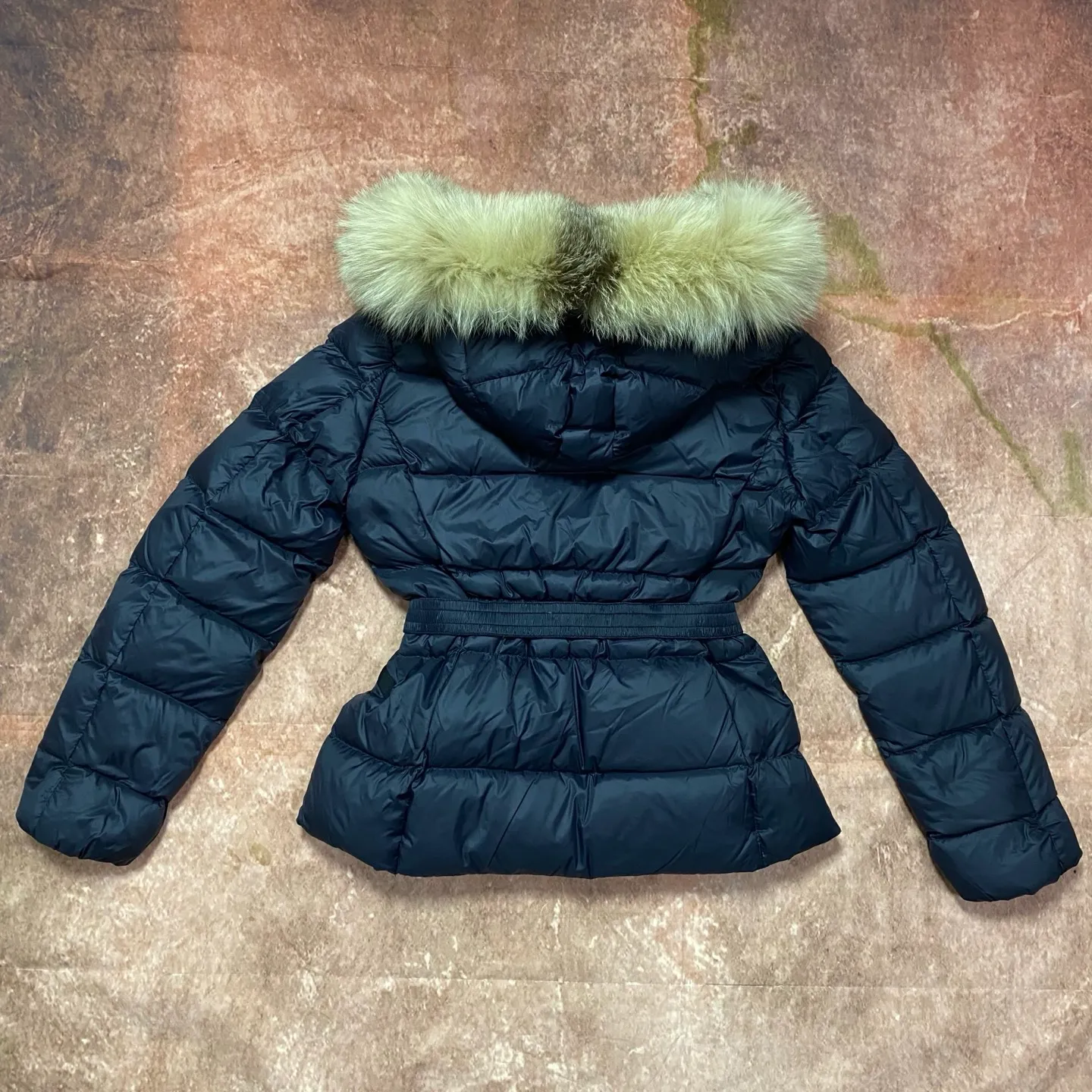 P960 Moncler Moncler muzzle removable fur collar elastic waistband lightweight nylon waist down jacket. Oversized hood, oversized fur collar, 100% imported Finnish fur collar, very, very high-end, hair needles are clearly defined, dense and fluffy, super high down filling, just the right length design, super slimming, very needed in the cold winter in the north! It is warm and simple and can be worn to create a slim waist, and the style design will never go out of style. It is easier and more comfortable to wear. It has excellent warmth retention, sufficient warmth and sufficient temperature. It is very slimming and waistline, without the slightest sense of bulk. It is 90% white goose down, with a down filling capacity of nearly 300g. The down has sufficient fluffiness and good velvet, and will not be trapped in the velvet! The shape is really great, elongating the body proportions, making you look taller and slimmer, double zipper pullers, exquisite hardware, hooded design, detachable fur collar, exquisite wiring workmanship, which further highlights the quality. A truly good product, it will be sought after wherever you go! Highly recommended! Size 1234