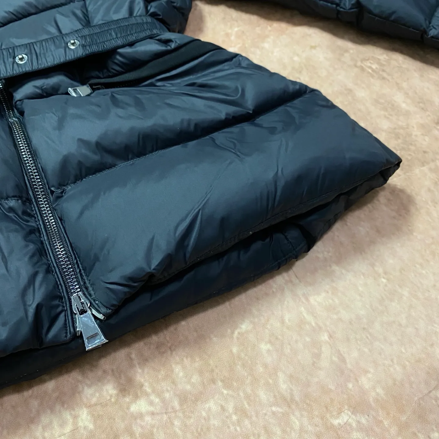 P960 Moncler Moncler muzzle removable fur collar elastic waistband lightweight nylon waist down jacket. Oversized hood, oversized fur collar, 100% imported Finnish fur collar, very, very high-end, hair needles are clearly defined, dense and fluffy, super high down filling, just the right length design, super slimming, very needed in the cold winter in the north! It is warm and simple and can be worn to create a slim waist, and the style design will never go out of style. It is easier and more comfortable to wear. It has excellent warmth retention, sufficient warmth and sufficient temperature. It is very slimming and waistline, without the slightest sense of bulk. It is 90% white goose down, with a down filling capacity of nearly 300g. The down has sufficient fluffiness and good velvet, and will not be trapped in the velvet! The shape is really great, elongating the body proportions, making you look taller and slimmer, double zipper pullers, exquisite hardware, hooded design, detachable fur collar, exquisite wiring workmanship, which further highlights the quality. A truly good product, it will be sought after wherever you go! Highly recommended! Size 1234