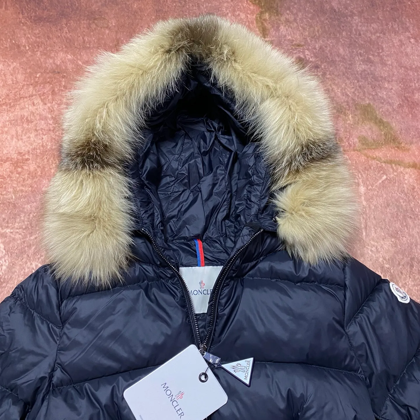 P960 Moncler Moncler muzzle removable fur collar elastic waistband lightweight nylon waist down jacket. Oversized hood, oversized fur collar, 100% imported Finnish fur collar, very, very high-end, hair needles are clearly defined, dense and fluffy, super high down filling, just the right length design, super slimming, very needed in the cold winter in the north! It is warm and simple and can be worn to create a slim waist, and the style design will never go out of style. It is easier and more comfortable to wear. It has excellent warmth retention, sufficient warmth and sufficient temperature. It is very slimming and waistline, without the slightest sense of bulk. It is 90% white goose down, with a down filling capacity of nearly 300g. The down has sufficient fluffiness and good velvet, and will not be trapped in the velvet! The shape is really great, elongating the body proportions, making you look taller and slimmer, double zipper pullers, exquisite hardware, hooded design, detachable fur collar, exquisite wiring workmanship, which further highlights the quality. A truly good product, it will be sought after wherever you go! Highly recommended! Size 1234