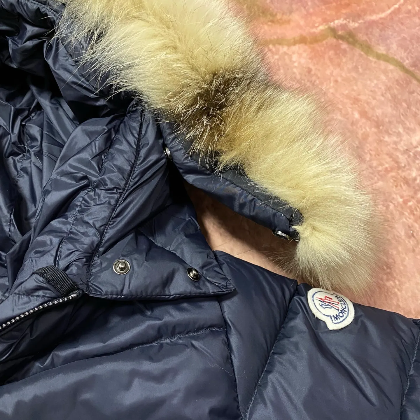 P960 Moncler Moncler muzzle removable fur collar elastic waistband lightweight nylon waist down jacket. Oversized hood, oversized fur collar, 100% imported Finnish fur collar, very, very high-end, hair needles are clearly defined, dense and fluffy, super high down filling, just the right length design, super slimming, very needed in the cold winter in the north! It is warm and simple and can be worn to create a slim waist, and the style design will never go out of style. It is easier and more comfortable to wear. It has excellent warmth retention, sufficient warmth and sufficient temperature. It is very slimming and waistline, without the slightest sense of bulk. It is 90% white goose down, with a down filling capacity of nearly 300g. The down has sufficient fluffiness and good velvet, and will not be trapped in the velvet! The shape is really great, elongating the body proportions, making you look taller and slimmer, double zipper pullers, exquisite hardware, hooded design, detachable fur collar, exquisite wiring workmanship, which further highlights the quality. A truly good product, it will be sought after wherever you go! Highly recommended! Size 1234