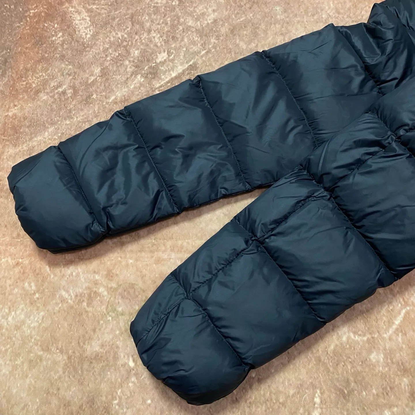 P960 Moncler Moncler muzzle removable fur collar elastic waistband lightweight nylon waist down jacket. Oversized hood, oversized fur collar, 100% imported Finnish fur collar, very, very high-end, hair needles are clearly defined, dense and fluffy, super high down filling, just the right length design, super slimming, very needed in the cold winter in the north! It is warm and simple and can be worn to create a slim waist, and the style design will never go out of style. It is easier and more comfortable to wear. It has excellent warmth retention, sufficient warmth and sufficient temperature. It is very slimming and waistline, without the slightest sense of bulk. It is 90% white goose down, with a down filling capacity of nearly 300g. The down has sufficient fluffiness and good velvet, and will not be trapped in the velvet! The shape is really great, elongating the body proportions, making you look taller and slimmer, double zipper pullers, exquisite hardware, hooded design, detachable fur collar, exquisite wiring workmanship, which further highlights the quality. A truly good product, it will be sought after wherever you go! Highly recommended! Size 1234