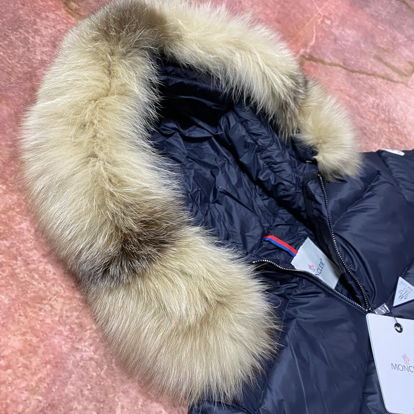 P960 Moncler Moncler muzzle removable fur collar elastic waistband lightweight nylon waist down jacket. Oversized hood, oversized fur collar, 100% imported Finnish fur collar, very, very high-end, hair needles are clearly defined, dense and fluffy, super high down filling, just the right length design, super slimming, very needed in the cold winter in the north! It is warm and simple and can be worn to create a slim waist, and the style design will never go out of style. It is easier and more comfortable to wear. It has excellent warmth retention, sufficient warmth and sufficient temperature. It is very slimming and waistline, without the slightest sense of bulk. It is 90% white goose down, with a down filling capacity of nearly 300g. The down has sufficient fluffiness and good velvet, and will not be trapped in the velvet! The shape is really great, elongating the body proportions, making you look taller and slimmer, double zipper pullers, exquisite hardware, hooded design, detachable fur collar, exquisite wiring workmanship, which further highlights the quality. A truly good product, it will be sought after wherever you go! Highly recommended! Size 1234