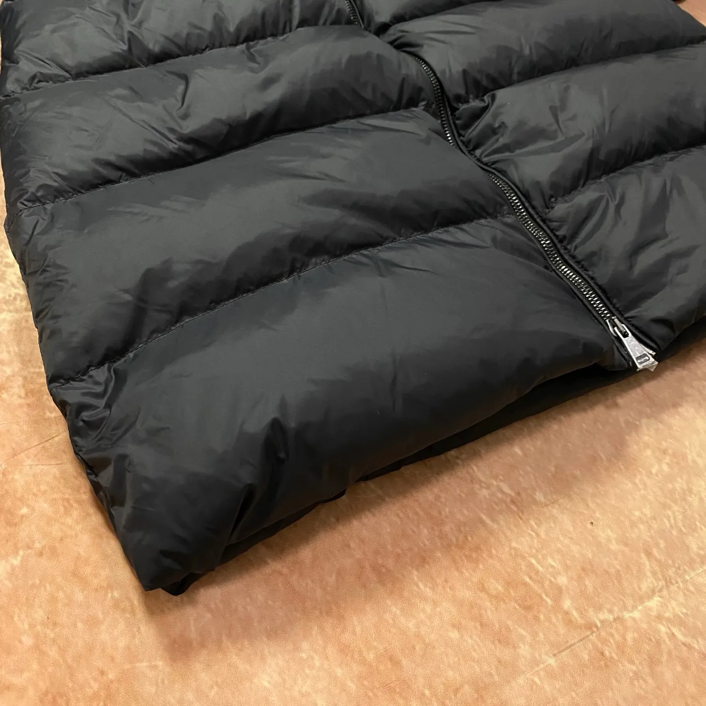 P960 Moncler Moncler muzzle removable fur collar elastic waistband lightweight nylon waist down jacket. Oversized hood, oversized fur collar, 100% imported Finnish fur collar, very, very high-end, hair needles are clearly defined, dense and fluffy, super high down filling, just the right length design, super slimming, very needed in the cold winter in the north! It is warm and simple and can be worn to create a slim waist, and the style design will never go out of style. It is easier and more comfortable to wear. It has excellent warmth retention, sufficient warmth and sufficient temperature. It is very slimming and waistline, without the slightest sense of bulk. It is 90% white goose down, with a down filling capacity of nearly 300g. The down has sufficient fluffiness and good velvet, and will not be trapped in the velvet! The shape is really great, elongating the body proportions, making you look taller and slimmer, double zipper pullers, exquisite hardware, hooded design, detachable fur collar, exquisite wiring workmanship, which further highlights the quality. A truly good product, it will be sought after wherever you go! Highly recommended! Size 1234