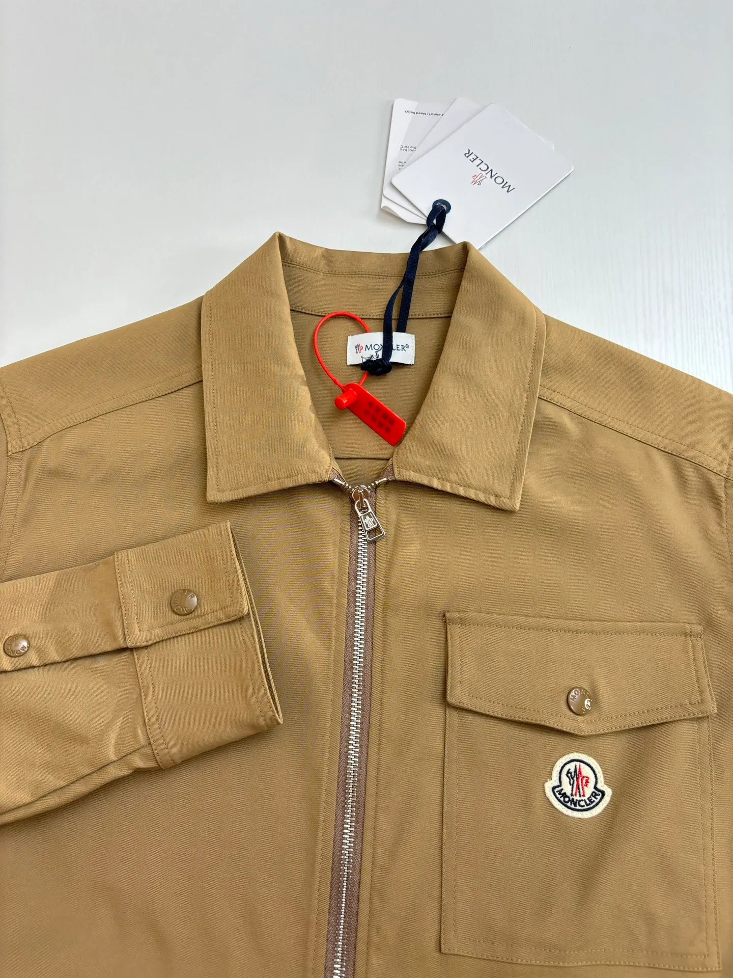 P490 Moncle*/muzzle Logo zipper shirt jacket Custom-made high-quality cotton hidden pattern gabardine Full of texture Comfortable and close to the skin With pure black as the base color Calm, restrained and full of strength The iconic Moncler logo embroidered logo is embellished on it to increase brand recognition Simple and smooth lines The zipper opening and closing also follows the principle of minimalism. Use simplicity as the pen and texture as the ink. Use the simplest elements to outline the most moving fashion picture. Size：S/M/L/XL