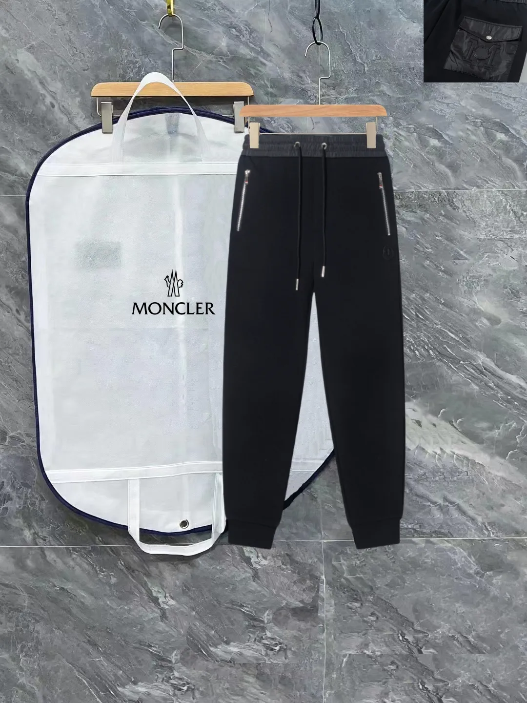 P290 Moncler new autumn trousers, European trade channels, direct delivery from Italian overseas warehouses, limited sales of overseas boutiques.  SS's new casual and fashionable sweatpants, these sweatpants use big-name designs to create a fashionable and trendy feel. The details are exquisitely processed, showing super high quality.  The pants are embellished with iconic brand logos to highlight the brand style and create a fashionable and diverse look. Carefully crafted from 100% imported fabrics, they are soft and comfortable, and are skin-friendly and warm. They are a pair of pants that are comfortable both at home and when going out. You can just wear a jacket and a sweater to go out~ Color: Black Size: M L XL 2XL 3XL