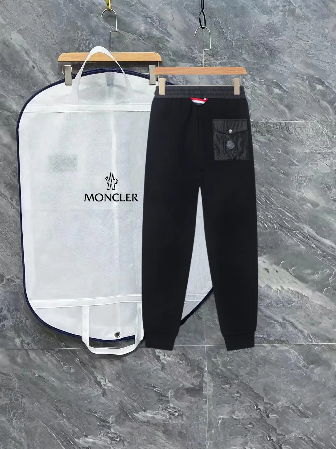 P290 Moncler new autumn trousers, European trade channels, direct delivery from Italian overseas warehouses, limited sales of overseas boutiques.  SS's new casual and fashionable sweatpants, these sweatpants use big-name designs to create a fashionable and trendy feel. The details are exquisitely processed, showing super high quality.  The pants are embellished with iconic brand logos to highlight the brand style and create a fashionable and diverse look. Carefully crafted from 100% imported fabrics, they are soft and comfortable, and are skin-friendly and warm. They are a pair of pants that are comfortable both at home and when going out. You can just wear a jacket and a sweater to go out~ Color: Black Size: M L XL 2XL 3XL