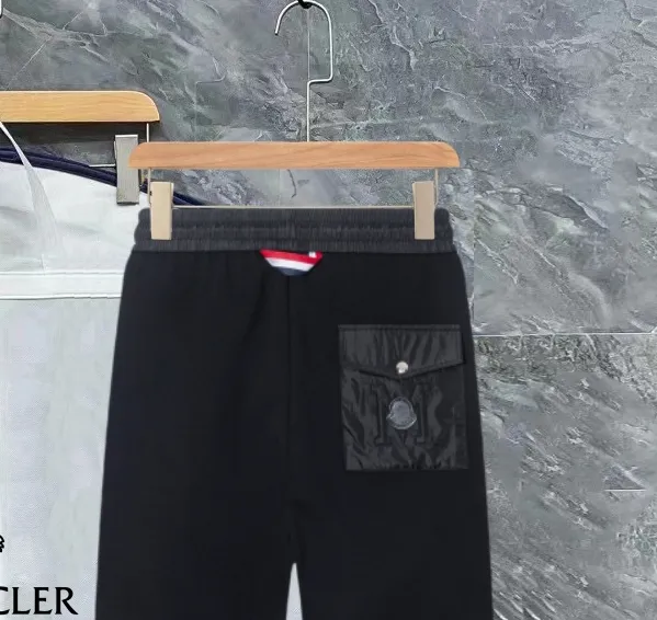 P290 Moncler new autumn trousers, European trade channels, direct delivery from Italian overseas warehouses, limited sales of overseas boutiques.  SS's new casual and fashionable sweatpants, these sweatpants use big-name designs to create a fashionable and trendy feel. The details are exquisitely processed, showing super high quality.  The pants are embellished with iconic brand logos to highlight the brand style and create a fashionable and diverse look. Carefully crafted from 100% imported fabrics, they are soft and comfortable, and are skin-friendly and warm. They are a pair of pants that are comfortable both at home and when going out. You can just wear a jacket and a sweater to go out~ Color: Black Size: M L XL 2XL 3XL