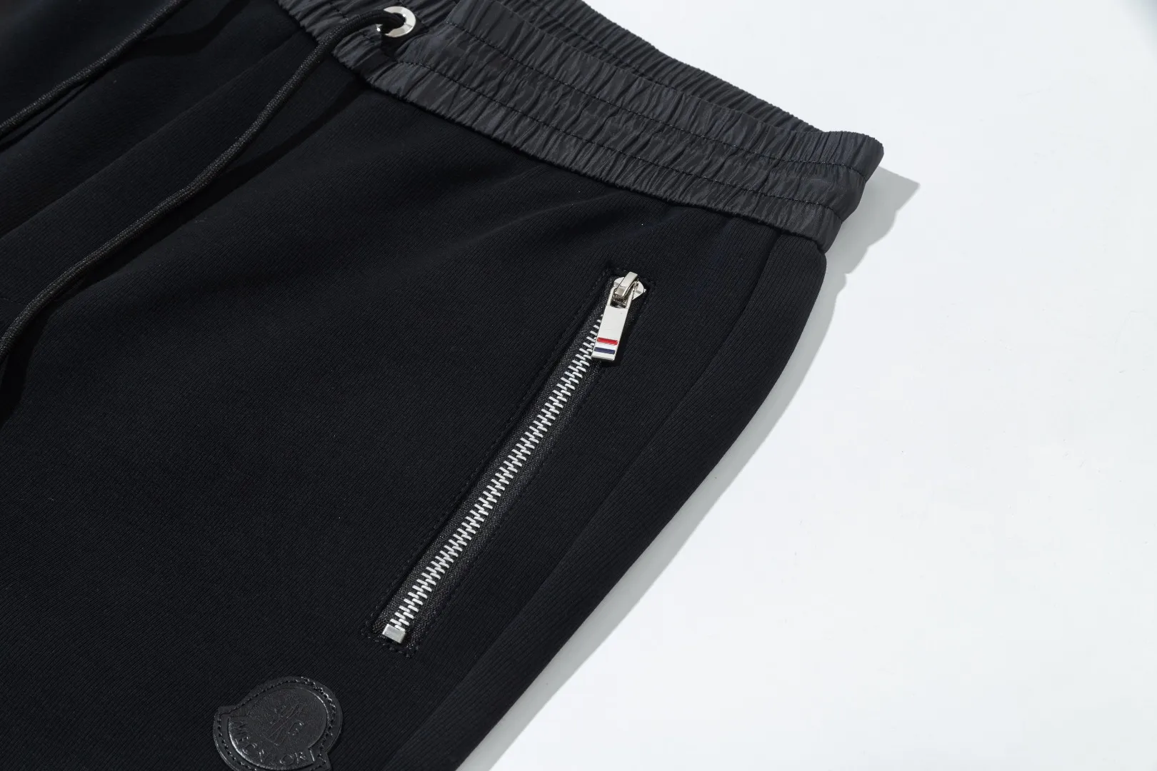 P290 Moncler new autumn trousers, European trade channels, direct delivery from Italian overseas warehouses, limited sales of overseas boutiques.  SS's new casual and fashionable sweatpants, these sweatpants use big-name designs to create a fashionable and trendy feel. The details are exquisitely processed, showing super high quality.  The pants are embellished with iconic brand logos to highlight the brand style and create a fashionable and diverse look. Carefully crafted from 100% imported fabrics, they are soft and comfortable, and are skin-friendly and warm. They are a pair of pants that are comfortable both at home and when going out. You can just wear a jacket and a sweater to go out~ Color: Black Size: M L XL 2XL 3XL
