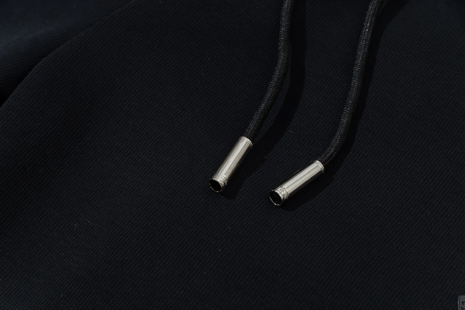 P290 Moncler new autumn trousers, European trade channels, direct delivery from Italian overseas warehouses, limited sales of overseas boutiques.  SS's new casual and fashionable sweatpants, these sweatpants use big-name designs to create a fashionable and trendy feel. The details are exquisitely processed, showing super high quality.  The pants are embellished with iconic brand logos to highlight the brand style and create a fashionable and diverse look. Carefully crafted from 100% imported fabrics, they are soft and comfortable, and are skin-friendly and warm. They are a pair of pants that are comfortable both at home and when going out. You can just wear a jacket and a sweater to go out~ Color: Black Size: M L XL 2XL 3XL