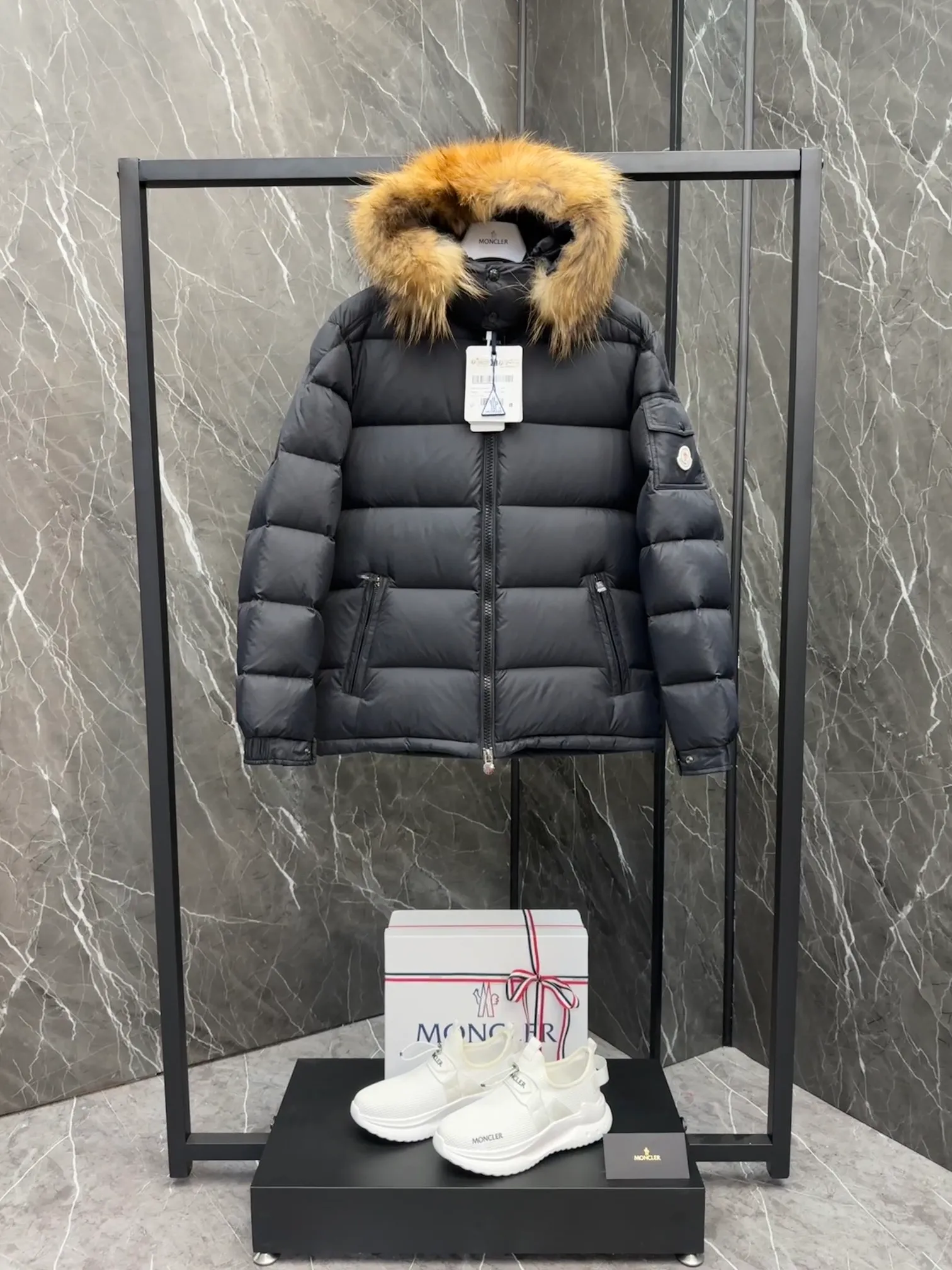 P1040 ⬆️Moncler Mayaf short men's down jacket. The hood is removable. The fur collar is removable. Based on Maya, a removable fur collar is added. The Mayaf men's hooded down jacket is made of functional nylon fabric, and the hood is equipped with removable synthetic material trim.  The Mayaf short down jacket is a reinterpretation of the classic Moncler Maya style in an instantly recognizable silhouette, with a removable hood and adjustable hem. Made from functional fabric with removable synthetic trim on the hood. The sleeves are embellished with classic patch pockets, reflecting the brand's signature style. Details •Made from functional fabric •Technical fabric lining •Down-filled •Push-stud collar •Detachable hood with removable synthetic trim •Zip closure •Zip pockets •Patch pockets with press-stud •Adjustable elastic cuffs •Adjustable drawstring hem