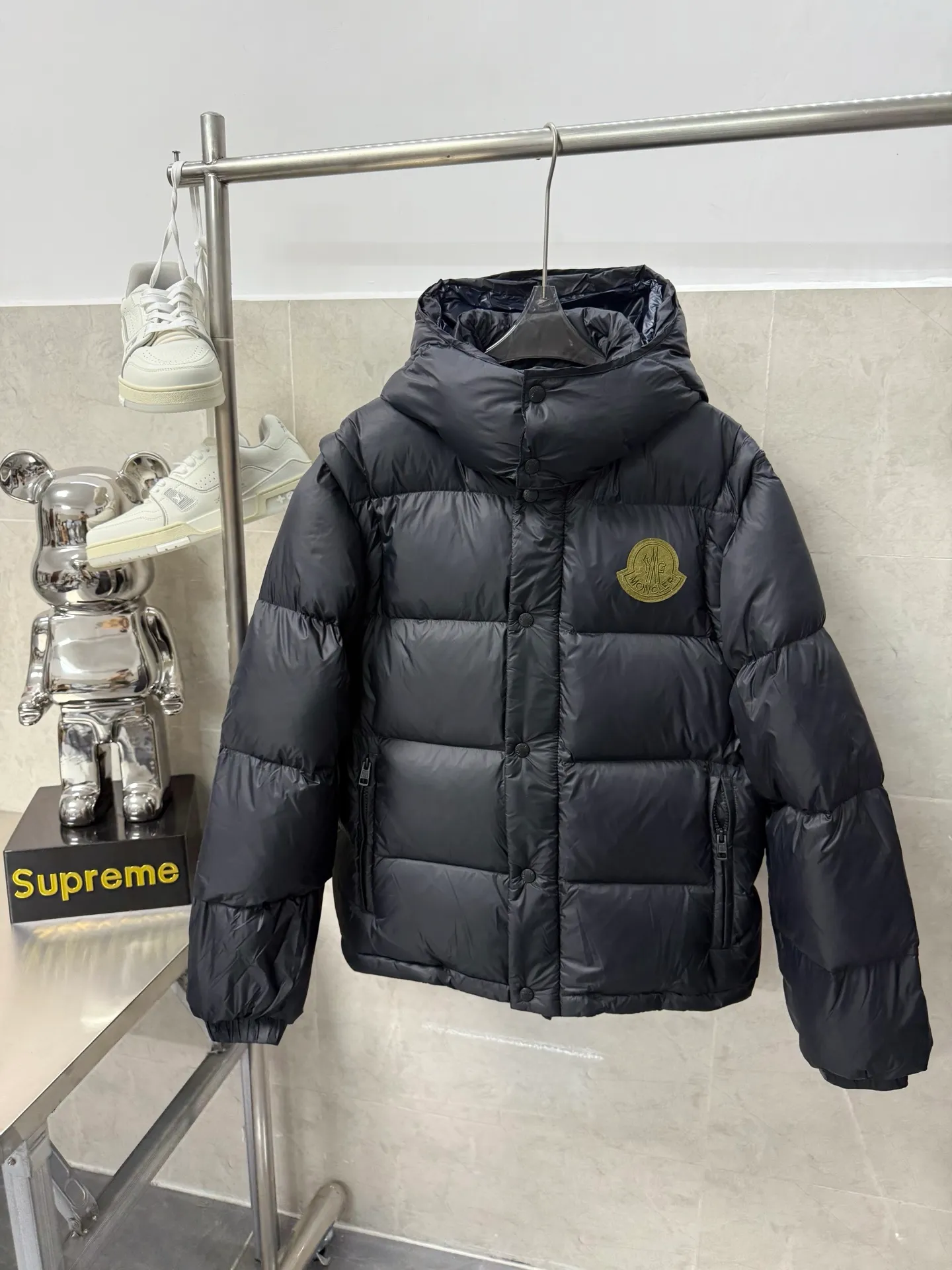 P940 Moncler Mouth Cyclone 2-in-1 Mouth Mouth New Autumn and Winter Down Jacket Stand-up collar, hooded and detachable sleeve design, one garment can be worn in a variety of styles, suitable for various looks; Made of custom-made windproof and rain-proof fabric, anti-wrinkle, anti-static and quick-drying, soft and skin-friendly, and extremely comfortable for the upper body; Stand-up collar and hooded design, combining business and leisure A down jacket; filled with 90% goose down, warm, fluffy and soft; made in brand factories, with impeccable quality and details; decorated with the brand logo on the chest, highly recognizable; a down jacket suitable for various occasions, with unparalleled warmth Size: 12345