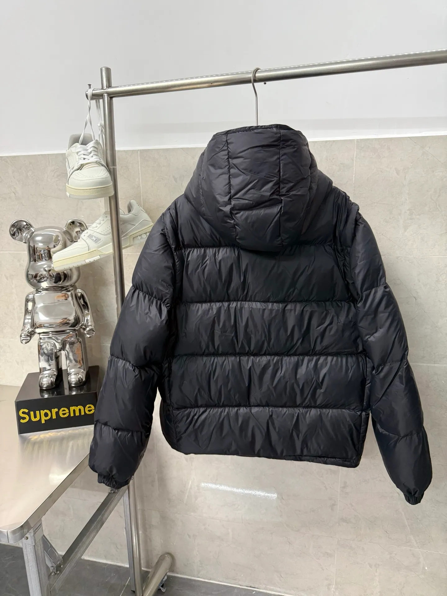 P940 Moncler Mouth Cyclone 2-in-1 Mouth Mouth New Autumn and Winter Down Jacket Stand-up collar, hooded and detachable sleeve design, one garment can be worn in a variety of styles, suitable for various looks; Made of custom-made windproof and rain-proof fabric, anti-wrinkle, anti-static and quick-drying, soft and skin-friendly, and extremely comfortable for the upper body; Stand-up collar and hooded design, combining business and leisure A down jacket; filled with 90% goose down, warm, fluffy and soft; made in brand factories, with impeccable quality and details; decorated with the brand logo on the chest, highly recognizable; a down jacket suitable for various occasions, with unparalleled warmth Size: 12345