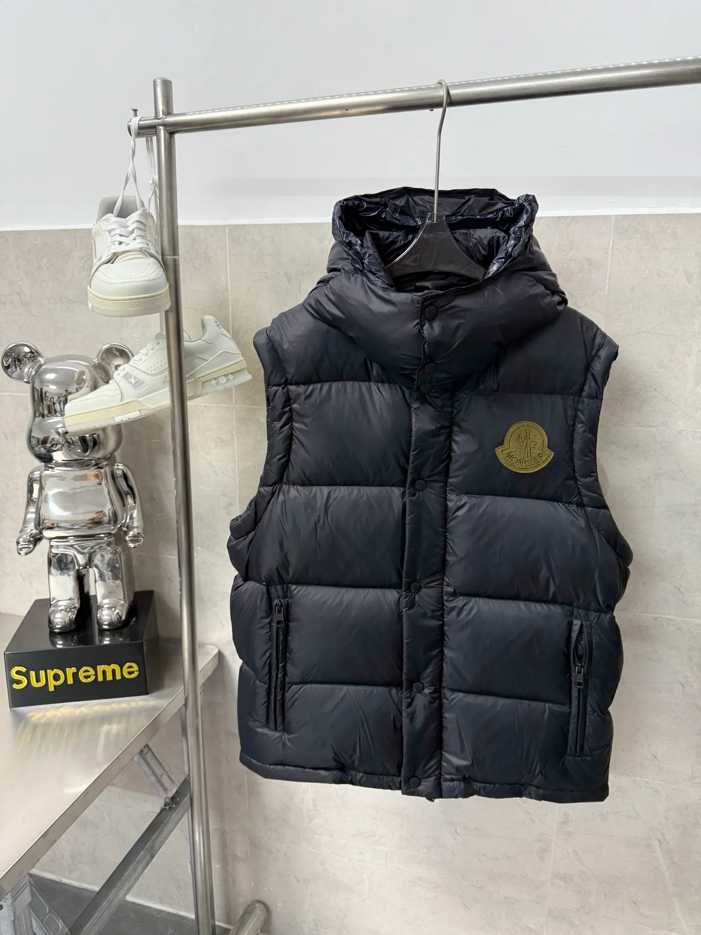 P940 Moncler Mouth Cyclone 2-in-1 Mouth Mouth New Autumn and Winter Down Jacket Stand-up collar, hooded and detachable sleeve design, one garment can be worn in a variety of styles, suitable for various looks; Made of custom-made windproof and rain-proof fabric, anti-wrinkle, anti-static and quick-drying, soft and skin-friendly, and extremely comfortable for the upper body; Stand-up collar and hooded design, combining business and leisure A down jacket; filled with 90% goose down, warm, fluffy and soft; made in brand factories, with impeccable quality and details; decorated with the brand logo on the chest, highly recognizable; a down jacket suitable for various occasions, with unparalleled warmth Size: 12345
