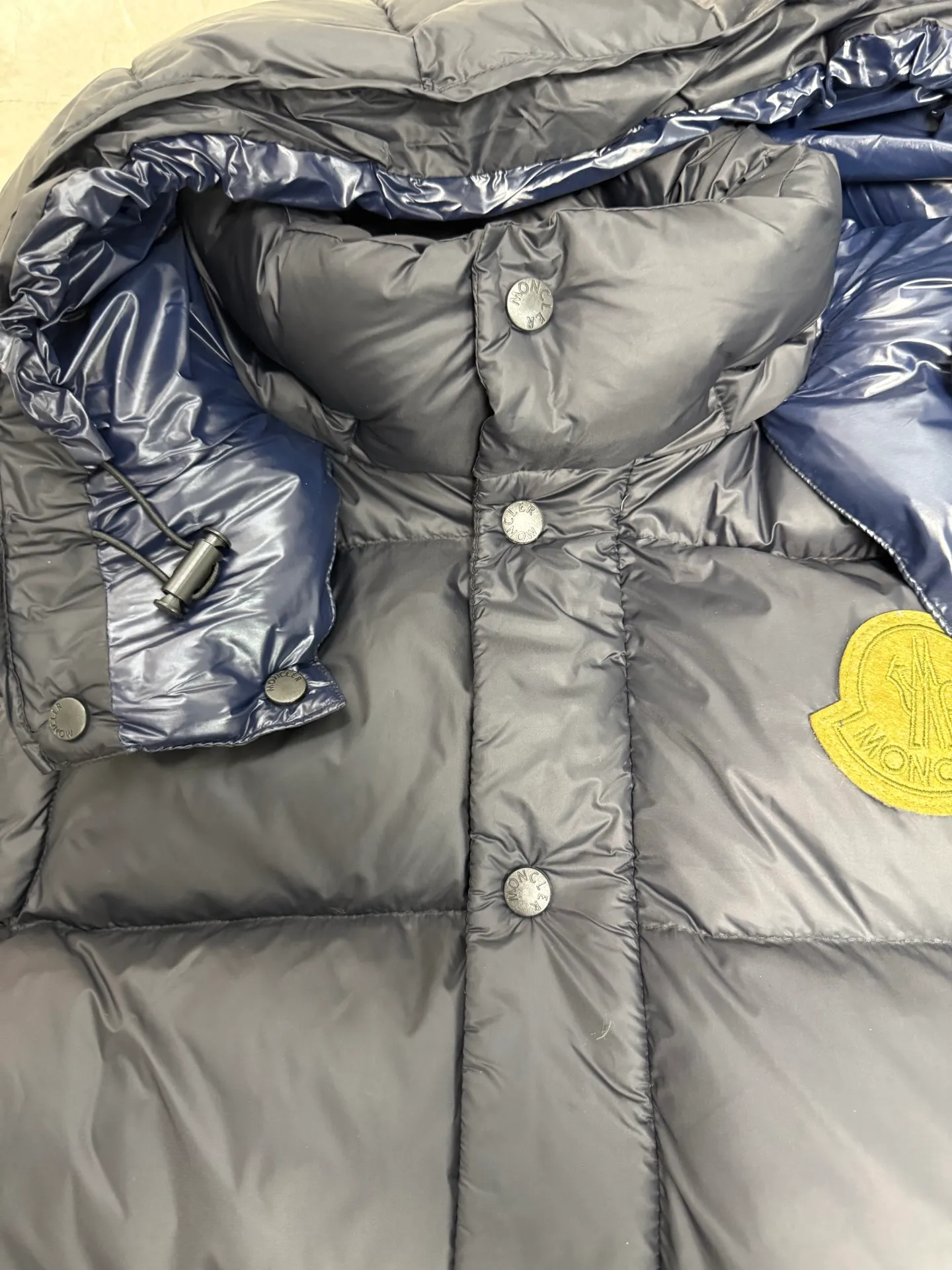P940 Moncler Mouth Cyclone 2-in-1 Mouth Mouth New Autumn and Winter Down Jacket Stand-up collar, hooded and detachable sleeve design, one garment can be worn in a variety of styles, suitable for various looks; Made of custom-made windproof and rain-proof fabric, anti-wrinkle, anti-static and quick-drying, soft and skin-friendly, and extremely comfortable for the upper body; Stand-up collar and hooded design, combining business and leisure A down jacket; filled with 90% goose down, warm, fluffy and soft; made in brand factories, with impeccable quality and details; decorated with the brand logo on the chest, highly recognizable; a down jacket suitable for various occasions, with unparalleled warmth Size: 12345