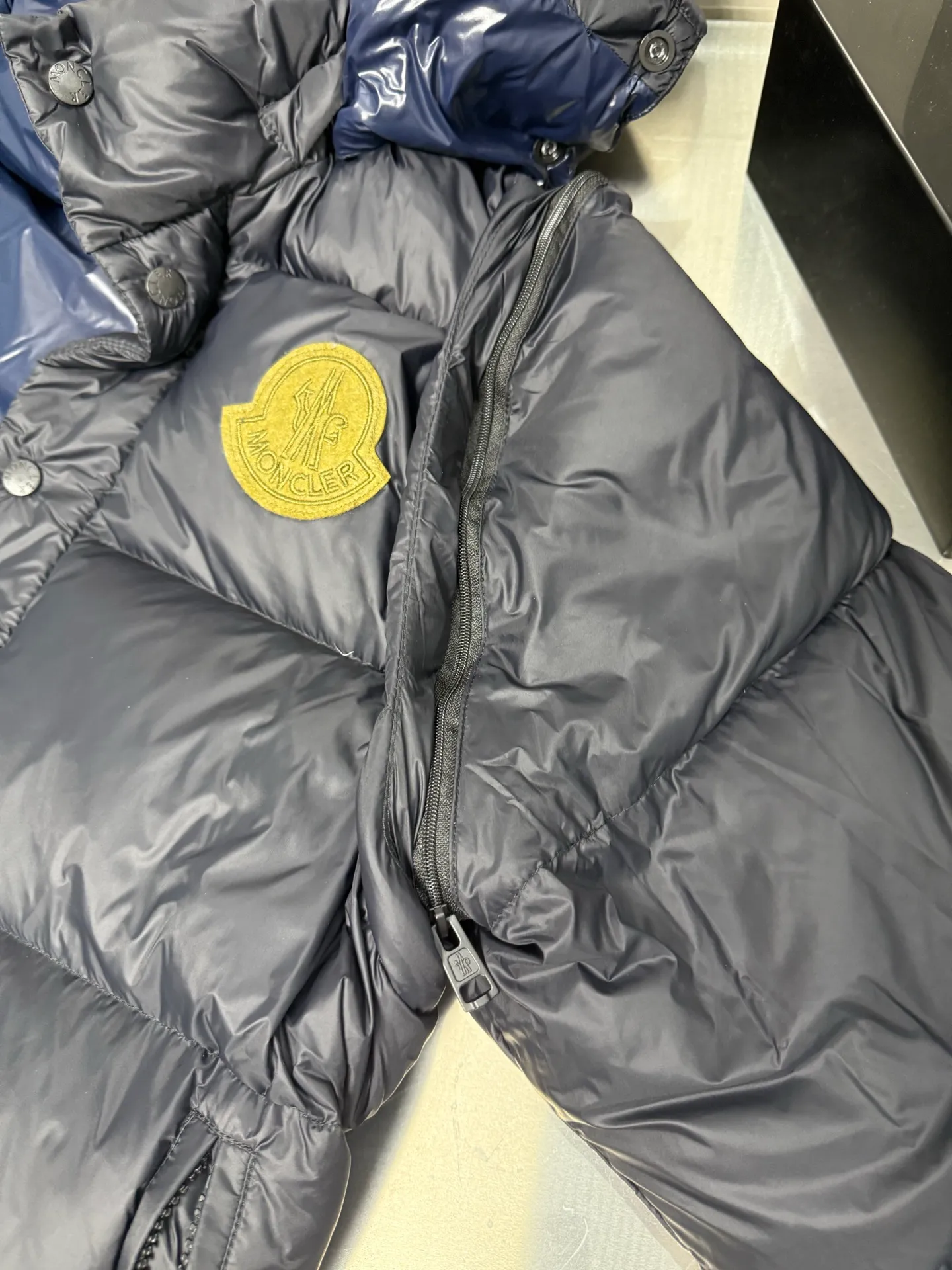 P940 Moncler Mouth Cyclone 2-in-1 Mouth Mouth New Autumn and Winter Down Jacket Stand-up collar, hooded and detachable sleeve design, one garment can be worn in a variety of styles, suitable for various looks; Made of custom-made windproof and rain-proof fabric, anti-wrinkle, anti-static and quick-drying, soft and skin-friendly, and extremely comfortable for the upper body; Stand-up collar and hooded design, combining business and leisure A down jacket; filled with 90% goose down, warm, fluffy and soft; made in brand factories, with impeccable quality and details; decorated with the brand logo on the chest, highly recognizable; a down jacket suitable for various occasions, with unparalleled warmth Size: 12345