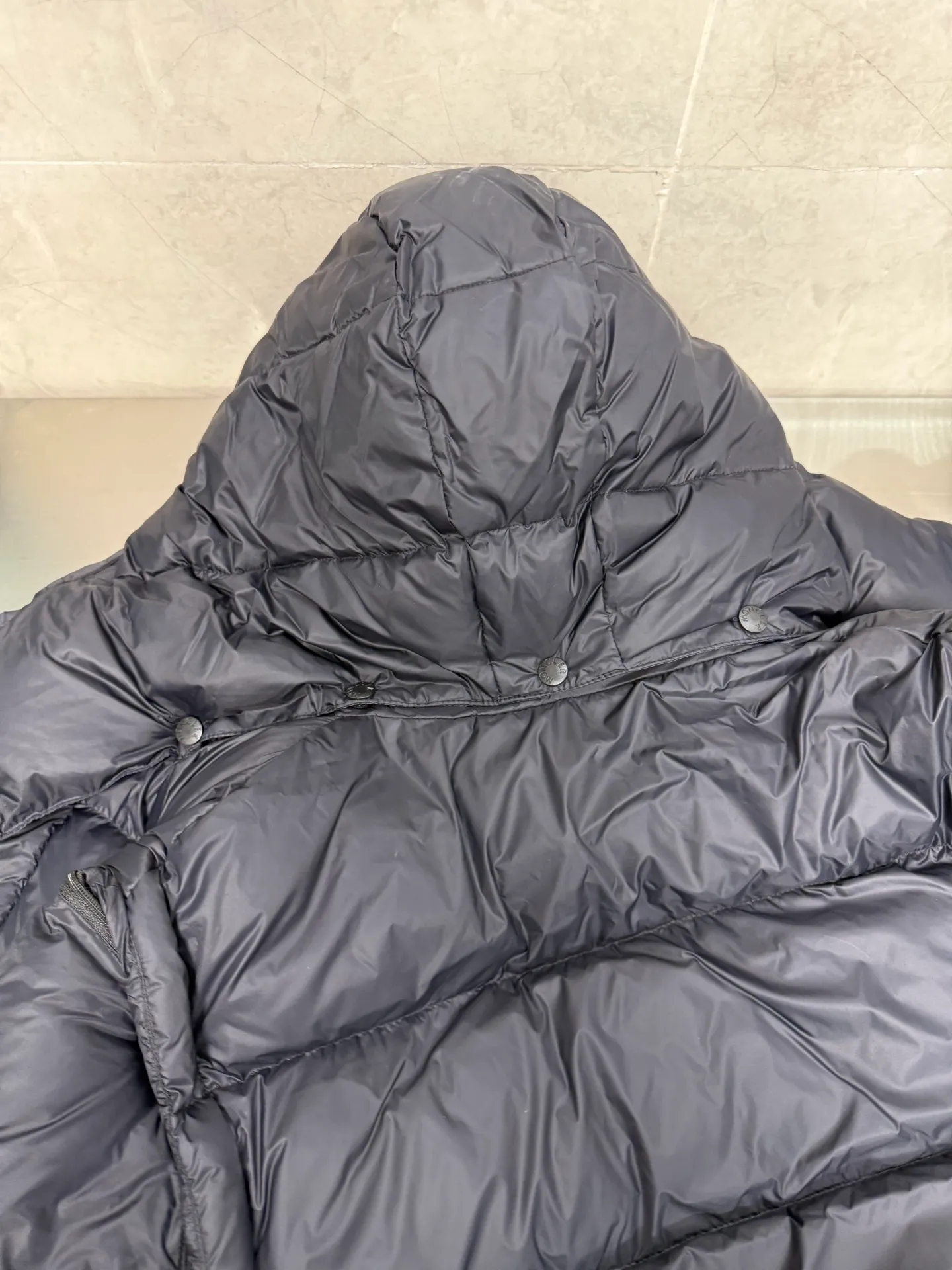P940 Moncler Mouth Cyclone 2-in-1 Mouth Mouth New Autumn and Winter Down Jacket Stand-up collar, hooded and detachable sleeve design, one garment can be worn in a variety of styles, suitable for various looks; Made of custom-made windproof and rain-proof fabric, anti-wrinkle, anti-static and quick-drying, soft and skin-friendly, and extremely comfortable for the upper body; Stand-up collar and hooded design, combining business and leisure A down jacket; filled with 90% goose down, warm, fluffy and soft; made in brand factories, with impeccable quality and details; decorated with the brand logo on the chest, highly recognizable; a down jacket suitable for various occasions, with unparalleled warmth Size: 12345