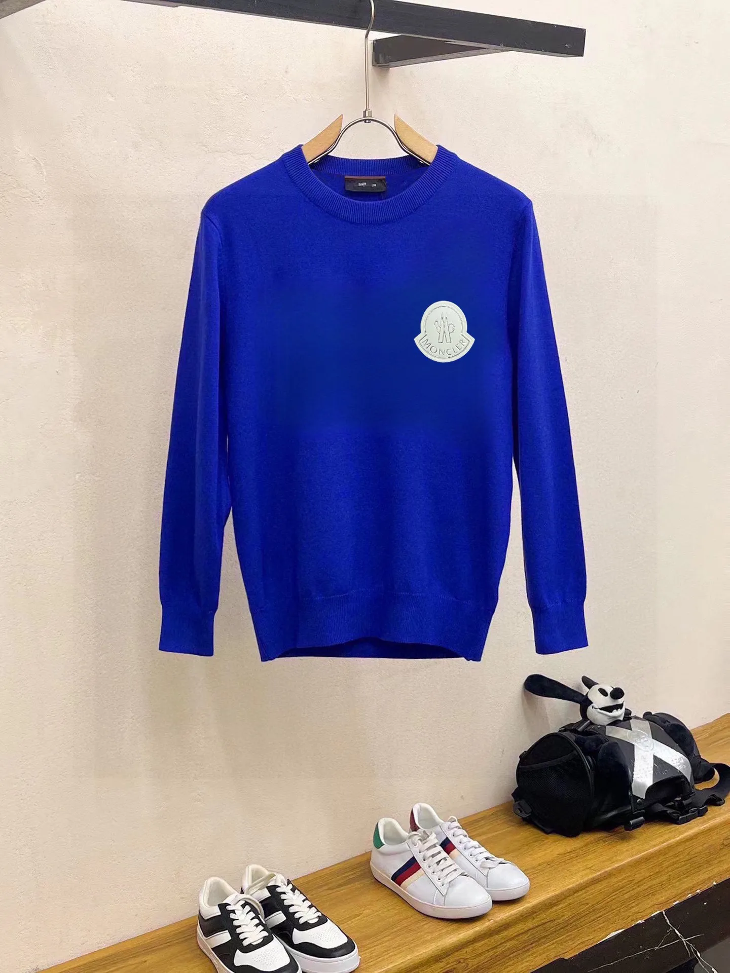 P220 MONCLER】Autumn and winter classic round neck pullover sweater, in full condition! ! ! Wool blended fabric, the latest model in 2025, golden ratio! ! Slim-fitting soft gold, versatile and practical item, the combination and practicality are extremely powerful, simple and elegant, and classy! To create your own style, it is highly recommended to buy it in two colors. The standard slim fit tailoring process is suitable for both young and old men. It is knitted from wool and will not cause any discomfort! While keeping warm, it is stylish, textured and wearable, and the classic logo with contrasting colors on the chest feels in place! ! Recommended for regular customers! ! Size M-3XL (maximum wear: 190 pounds)