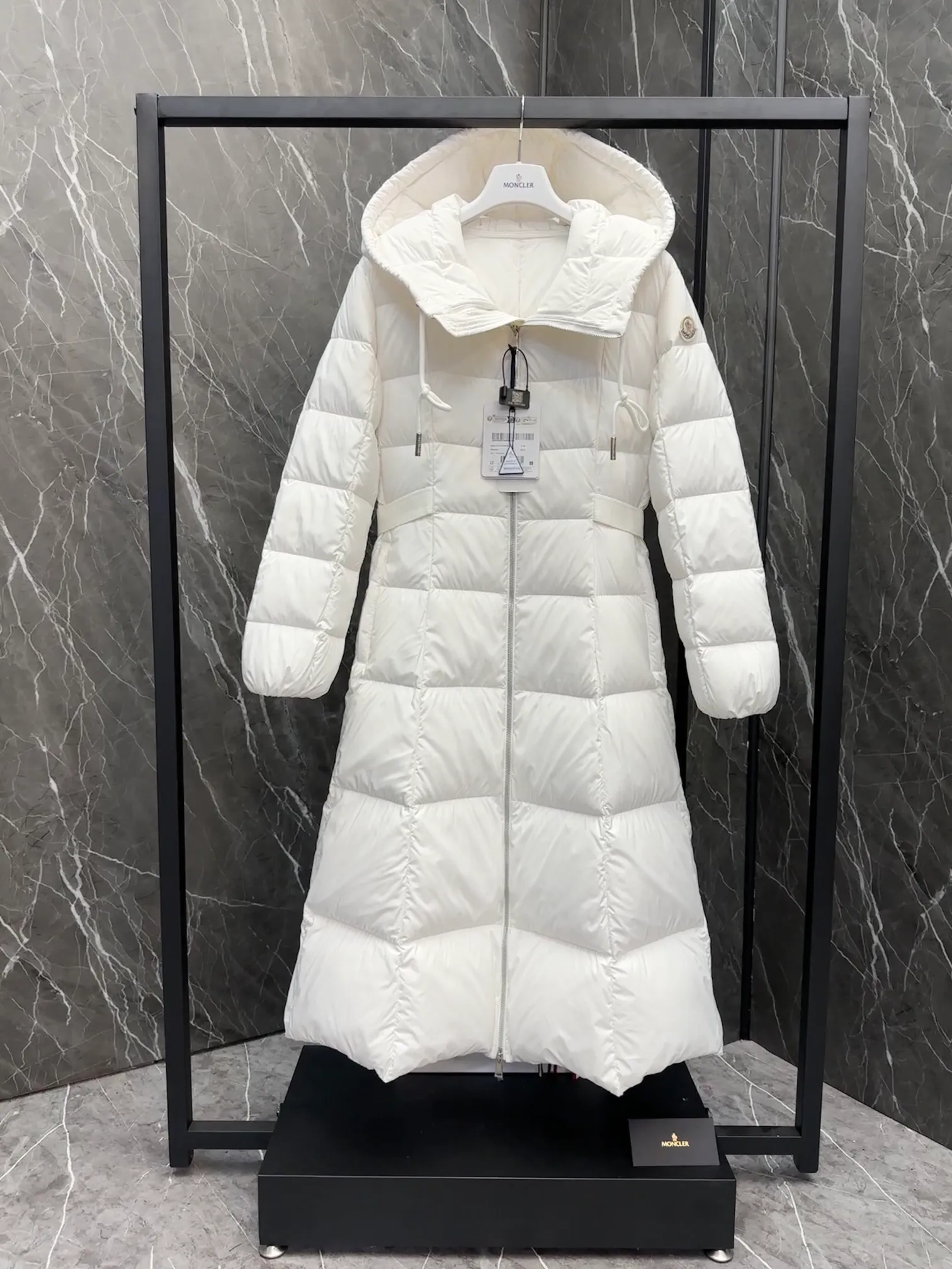 P1040 Special Down, Moncler's new winter product, Faucon Long Down for Women (⚠️ Special grade goose down filling, tag barcode model number corresponds to the official website, tag has built-in NFC inductor anti-counterfeiting, this filling technology is in the skirt, super downy one) hot style that the fugitive princess must buy, Faucon Women's Long Down interprets classic items in new proportions, showing impeccable fashion style. Product Details Faucon long down is made of polyester fiber fabric and has a slim, wide silhouette with a nipped-in waist. The Longue saison lining is lightweight and the three-dimensional hood adds a finishing touch to the style.