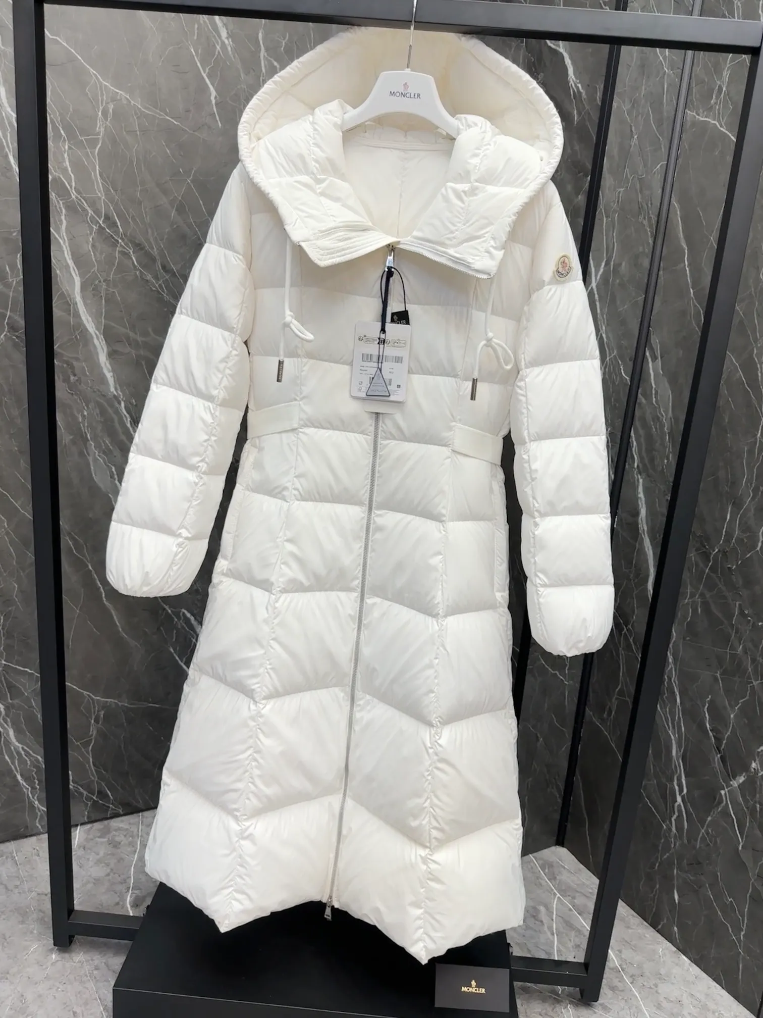 P1040 Special Down, Moncler's new winter product, Faucon Long Down for Women (⚠️ Special grade goose down filling, tag barcode model number corresponds to the official website, tag has built-in NFC inductor anti-counterfeiting, this filling technology is in the skirt, super downy one) hot style that the fugitive princess must buy, Faucon Women's Long Down interprets classic items in new proportions, showing impeccable fashion style. Product Details Faucon long down is made of polyester fiber fabric and has a slim, wide silhouette with a nipped-in waist. The Longue saison lining is lightweight and the three-dimensional hood adds a finishing touch to the style.