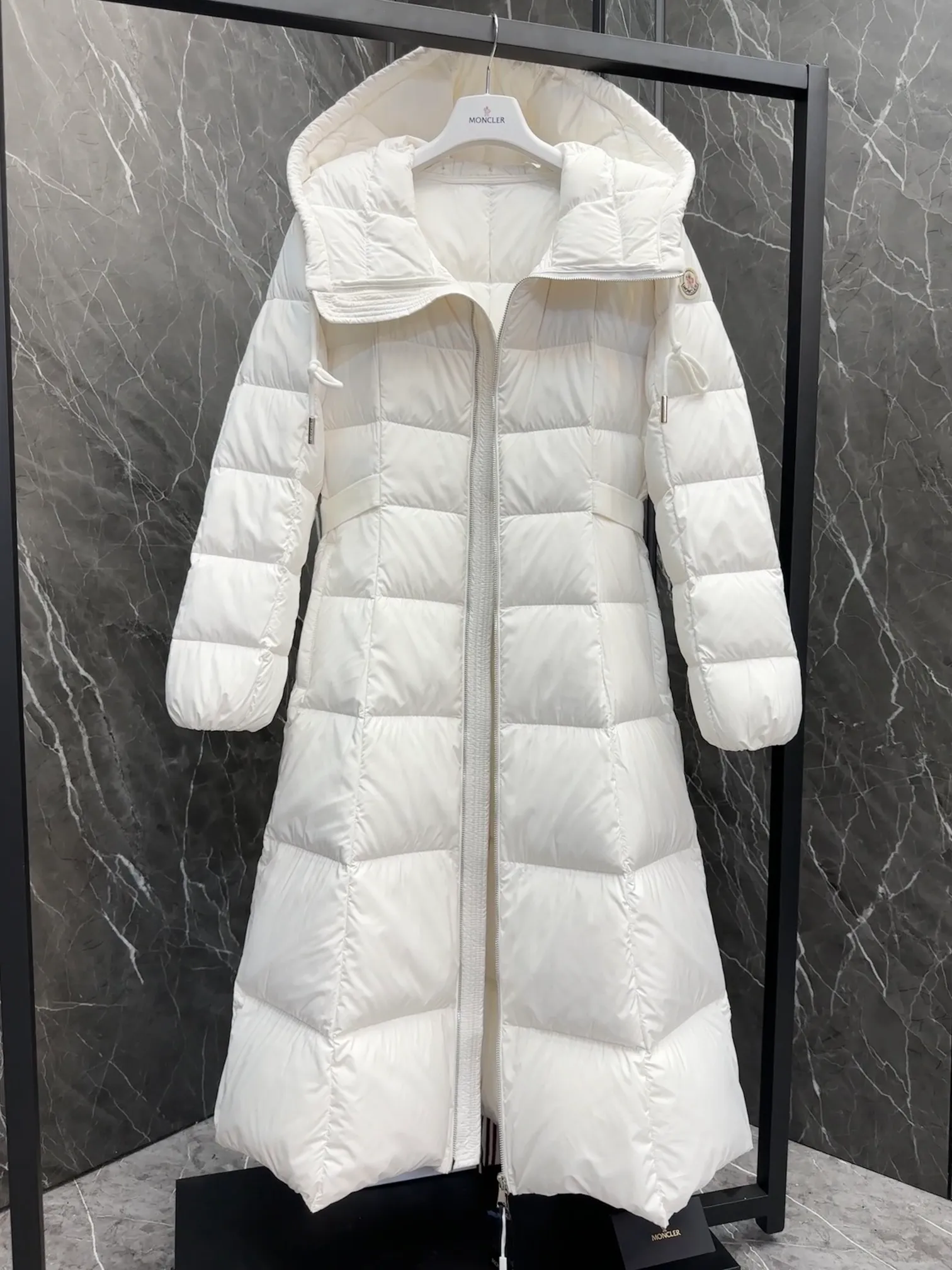 P1040 Special Down, Moncler's new winter product, Faucon Long Down for Women (⚠️ Special grade goose down filling, tag barcode model number corresponds to the official website, tag has built-in NFC inductor anti-counterfeiting, this filling technology is in the skirt, super downy one) hot style that the fugitive princess must buy, Faucon Women's Long Down interprets classic items in new proportions, showing impeccable fashion style. Product Details Faucon long down is made of polyester fiber fabric and has a slim, wide silhouette with a nipped-in waist. The Longue saison lining is lightweight and the three-dimensional hood adds a finishing touch to the style.