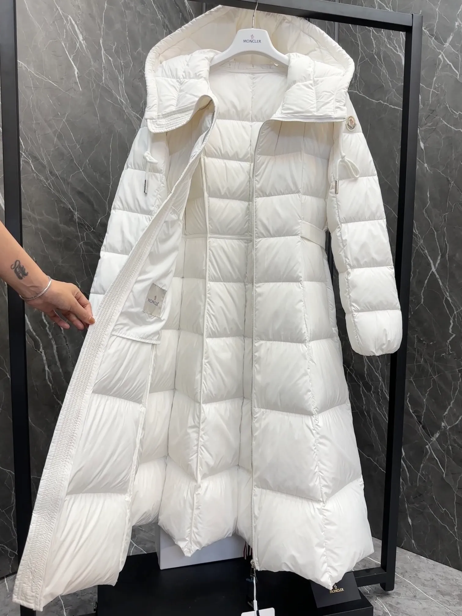 P1040 Special Down, Moncler's new winter product, Faucon Long Down for Women (⚠️ Special grade goose down filling, tag barcode model number corresponds to the official website, tag has built-in NFC inductor anti-counterfeiting, this filling technology is in the skirt, super downy one) hot style that the fugitive princess must buy, Faucon Women's Long Down interprets classic items in new proportions, showing impeccable fashion style. Product Details Faucon long down is made of polyester fiber fabric and has a slim, wide silhouette with a nipped-in waist. The Longue saison lining is lightweight and the three-dimensional hood adds a finishing touch to the style.