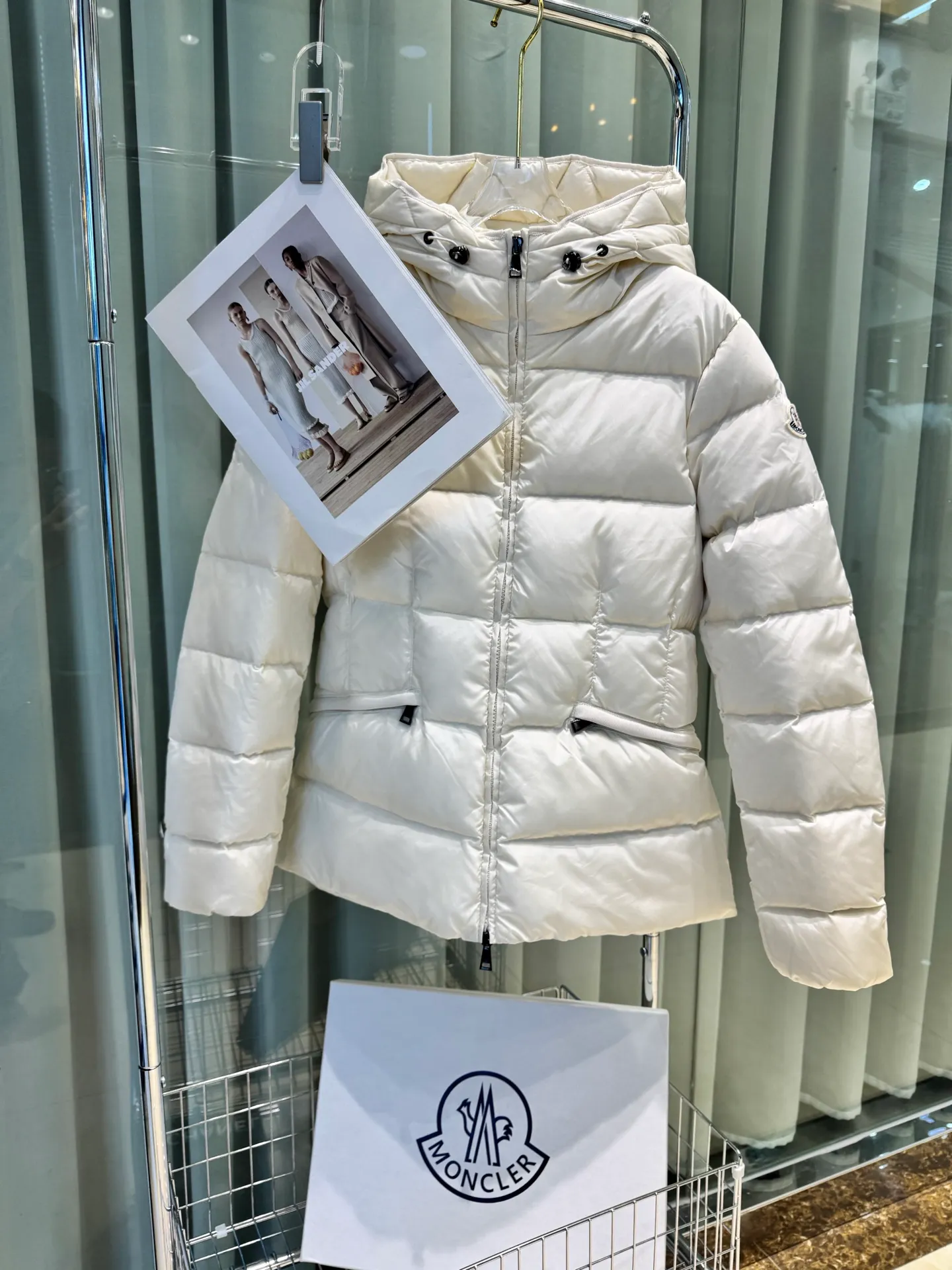 P720 Moncler/Avoce series short slim-fit hooded down jacket adopts the correct version of three-dimensional cutting. The upper body becomes ant waist in seconds, which is significantly better than the flat cutting on the market. The fabric is made of functional nylon and lightweight Longue. Saison lining, filled with high-quality down, equipped with an adjustable hood and zipper pockets, built-in elastic waistband to outline the curves, full of high-end look, simple but not simple, both in terms of fabric material and overall outline, it has both fashionable styling and good cold protection effect, and brings a comfortable wearing experience and feeling. It can concave shape and keep warm, three-dimensional and full, highly practical, filled with white duck down inside, three standards for customized accessories Size: 1 2 3 4
