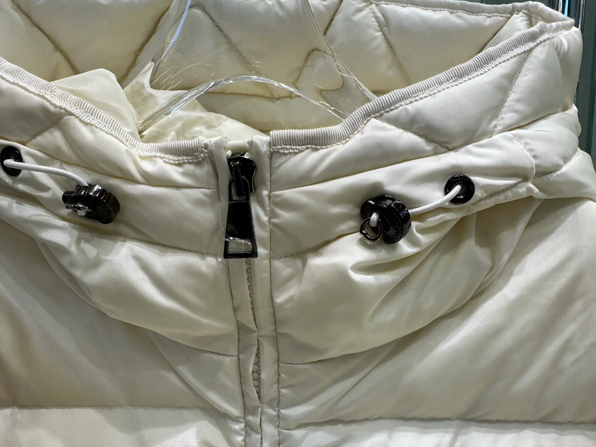 P720 Moncler/Avoce series short slim-fit hooded down jacket adopts the correct version of three-dimensional cutting. The upper body becomes ant waist in seconds, which is significantly better than the flat cutting on the market. The fabric is made of functional nylon and lightweight Longue. Saison lining, filled with high-quality down, equipped with an adjustable hood and zipper pockets, built-in elastic waistband to outline the curves, full of high-end look, simple but not simple, both in terms of fabric material and overall outline, it has both fashionable styling and good cold protection effect, and brings a comfortable wearing experience and feeling. It can concave shape and keep warm, three-dimensional and full, highly practical, filled with white duck down inside, three standards for customized accessories Size: 1 2 3 4