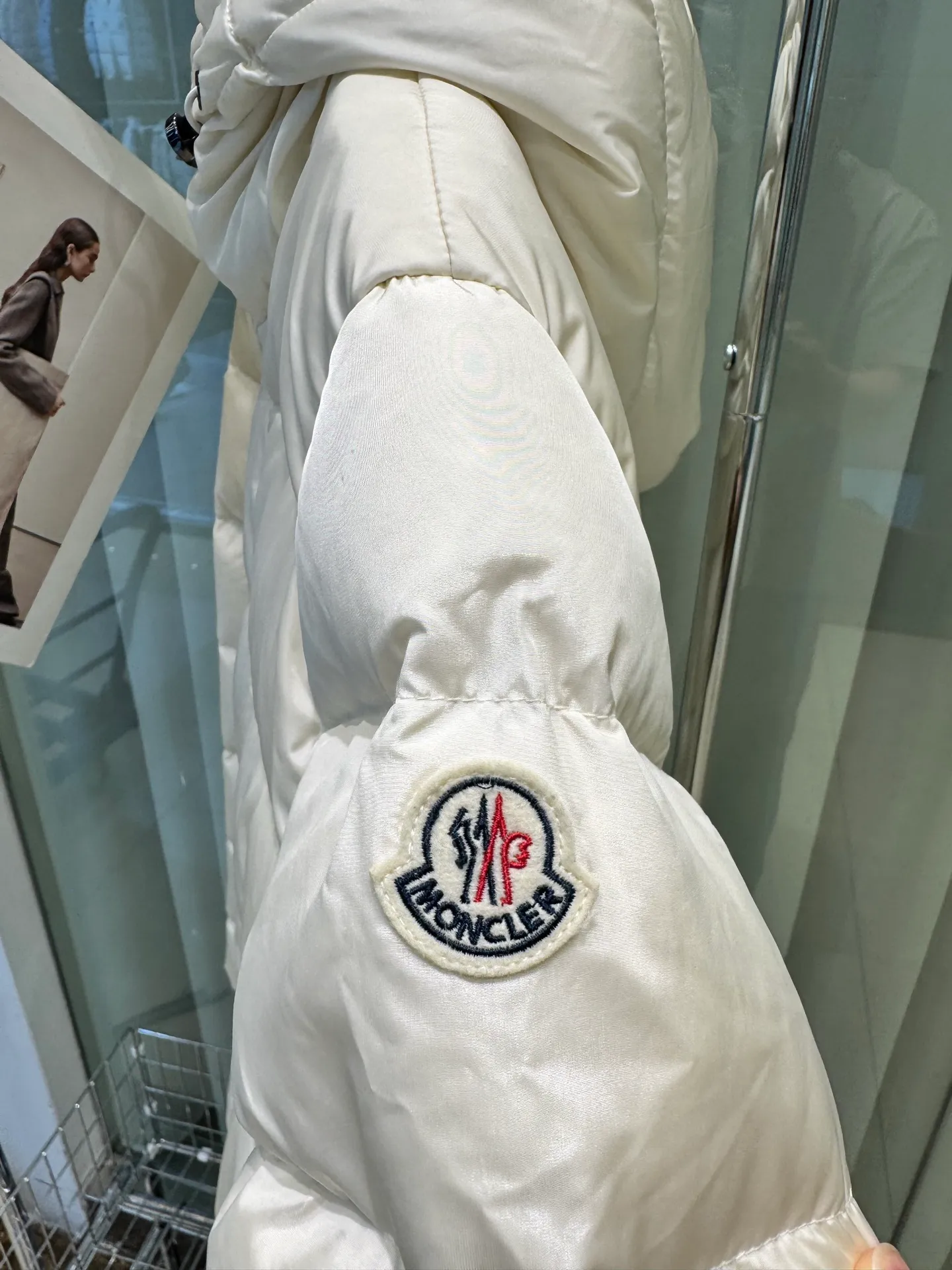 P720 Moncler/Avoce series short slim-fit hooded down jacket adopts the correct version of three-dimensional cutting. The upper body becomes ant waist in seconds, which is significantly better than the flat cutting on the market. The fabric is made of functional nylon and lightweight Longue. Saison lining, filled with high-quality down, equipped with an adjustable hood and zipper pockets, built-in elastic waistband to outline the curves, full of high-end look, simple but not simple, both in terms of fabric material and overall outline, it has both fashionable styling and good cold protection effect, and brings a comfortable wearing experience and feeling. It can concave shape and keep warm, three-dimensional and full, highly practical, filled with white duck down inside, three standards for customized accessories Size: 1 2 3 4