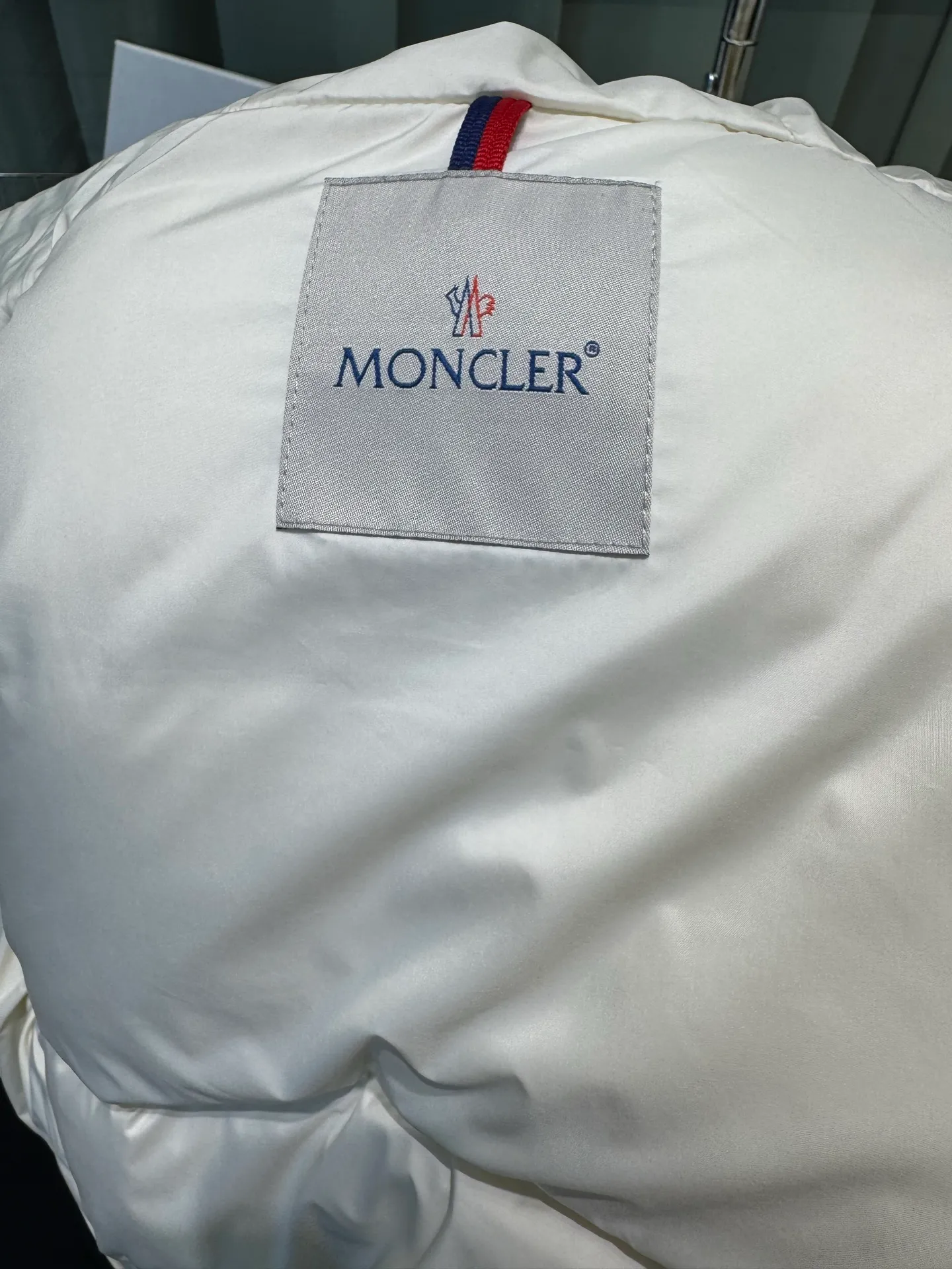 P720 Moncler/Avoce series short slim-fit hooded down jacket adopts the correct version of three-dimensional cutting. The upper body becomes ant waist in seconds, which is significantly better than the flat cutting on the market. The fabric is made of functional nylon and lightweight Longue. Saison lining, filled with high-quality down, equipped with an adjustable hood and zipper pockets, built-in elastic waistband to outline the curves, full of high-end look, simple but not simple, both in terms of fabric material and overall outline, it has both fashionable styling and good cold protection effect, and brings a comfortable wearing experience and feeling. It can concave shape and keep warm, three-dimensional and full, highly practical, filled with white duck down inside, three standards for customized accessories Size: 1 2 3 4