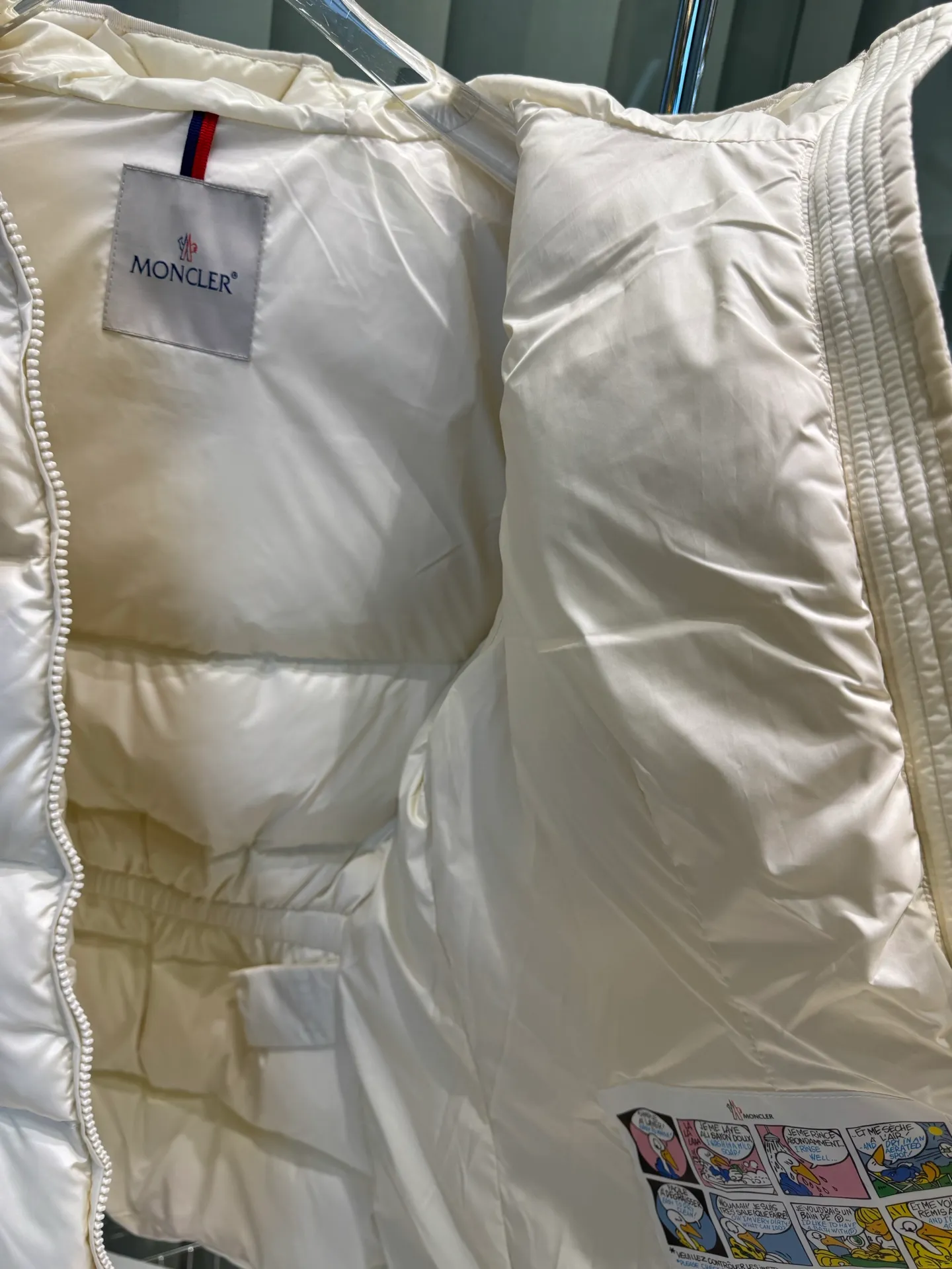 P720 Moncler/Avoce series short slim-fit hooded down jacket adopts the correct version of three-dimensional cutting. The upper body becomes ant waist in seconds, which is significantly better than the flat cutting on the market. The fabric is made of functional nylon and lightweight Longue. Saison lining, filled with high-quality down, equipped with an adjustable hood and zipper pockets, built-in elastic waistband to outline the curves, full of high-end look, simple but not simple, both in terms of fabric material and overall outline, it has both fashionable styling and good cold protection effect, and brings a comfortable wearing experience and feeling. It can concave shape and keep warm, three-dimensional and full, highly practical, filled with white duck down inside, three standards for customized accessories Size: 1 2 3 4