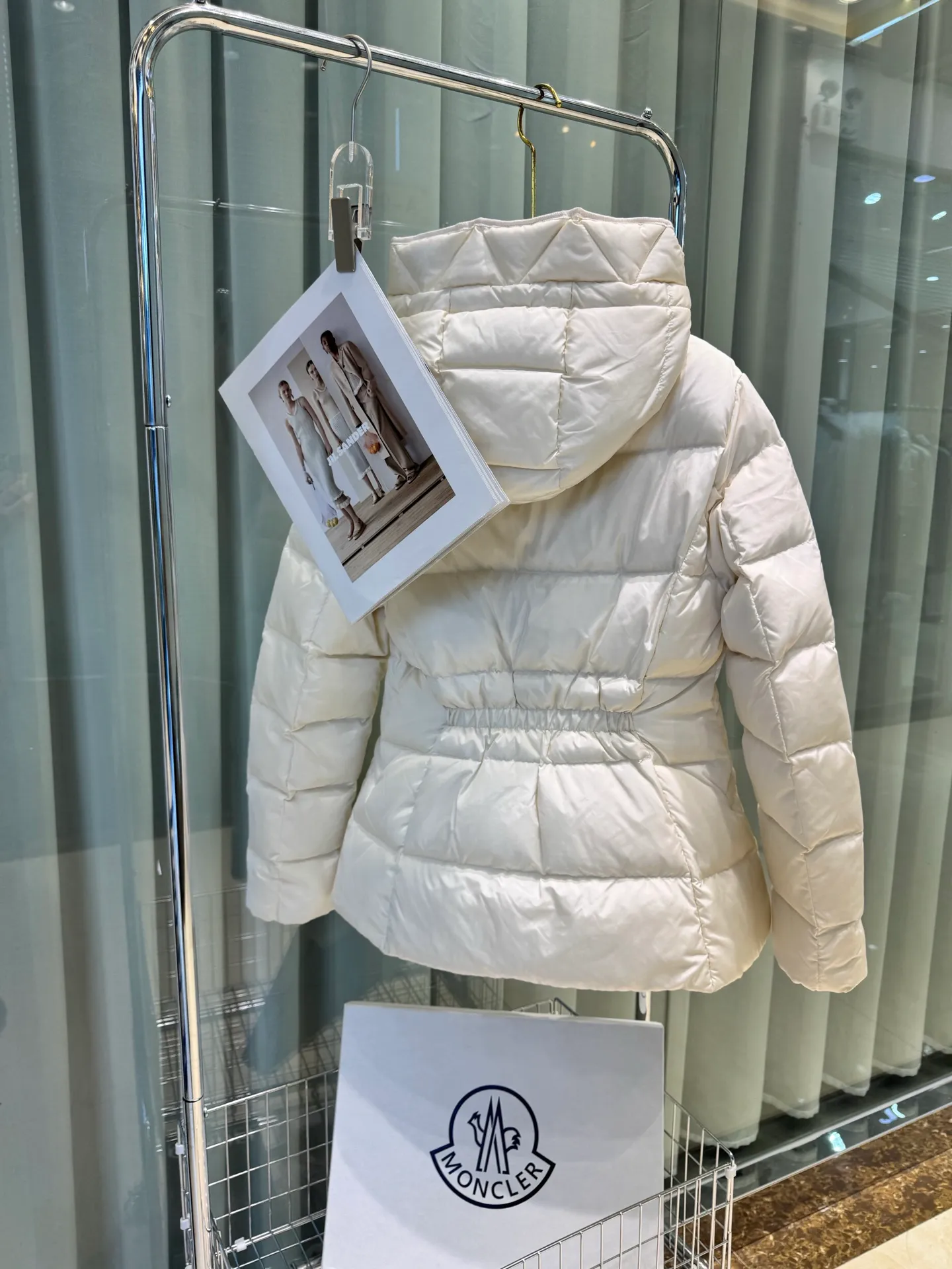 P720 Moncler/Avoce series short slim-fit hooded down jacket adopts the correct version of three-dimensional cutting. The upper body becomes ant waist in seconds, which is significantly better than the flat cutting on the market. The fabric is made of functional nylon and lightweight Longue. Saison lining, filled with high-quality down, equipped with an adjustable hood and zipper pockets, built-in elastic waistband to outline the curves, full of high-end look, simple but not simple, both in terms of fabric material and overall outline, it has both fashionable styling and good cold protection effect, and brings a comfortable wearing experience and feeling. It can concave shape and keep warm, three-dimensional and full, highly practical, filled with white duck down inside, three standards for customized accessories Size: 1 2 3 4