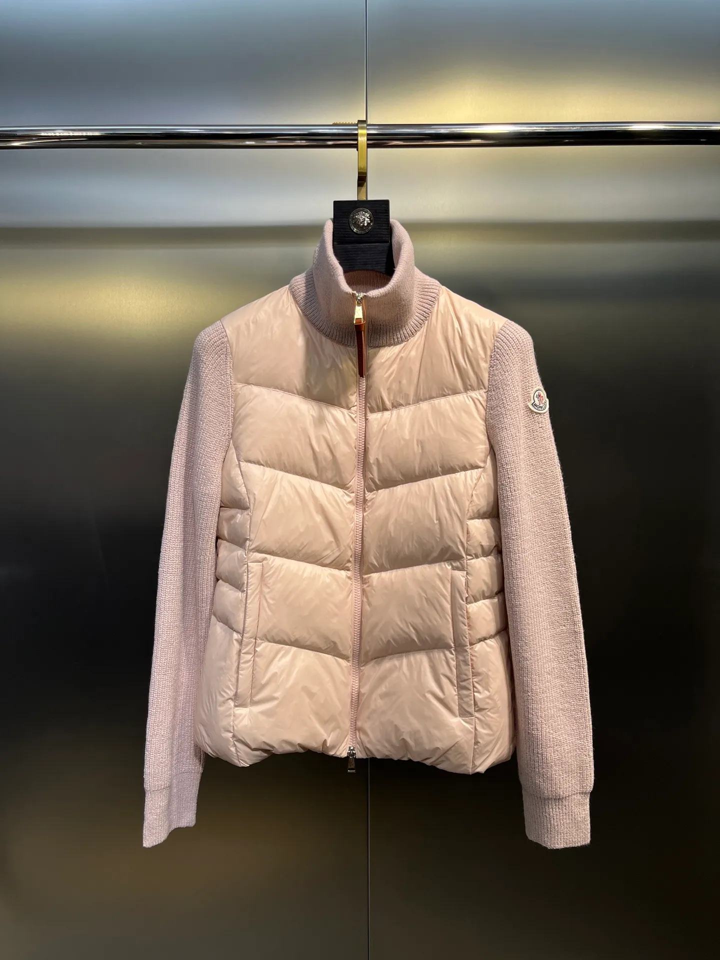 P700 Moncler muzzle classic stand collar zipper wool knitted splicing jacket single down! Checkered quilting and a waist-cinched silhouette are versatile and effortless. Original customized national standard 90 white duck down filling! Imported lightweight memory silk fabric, imported machine sewing line technology. Original hardware accessories, original mark and original label! Color: Black White Pink Size: S-M-L
