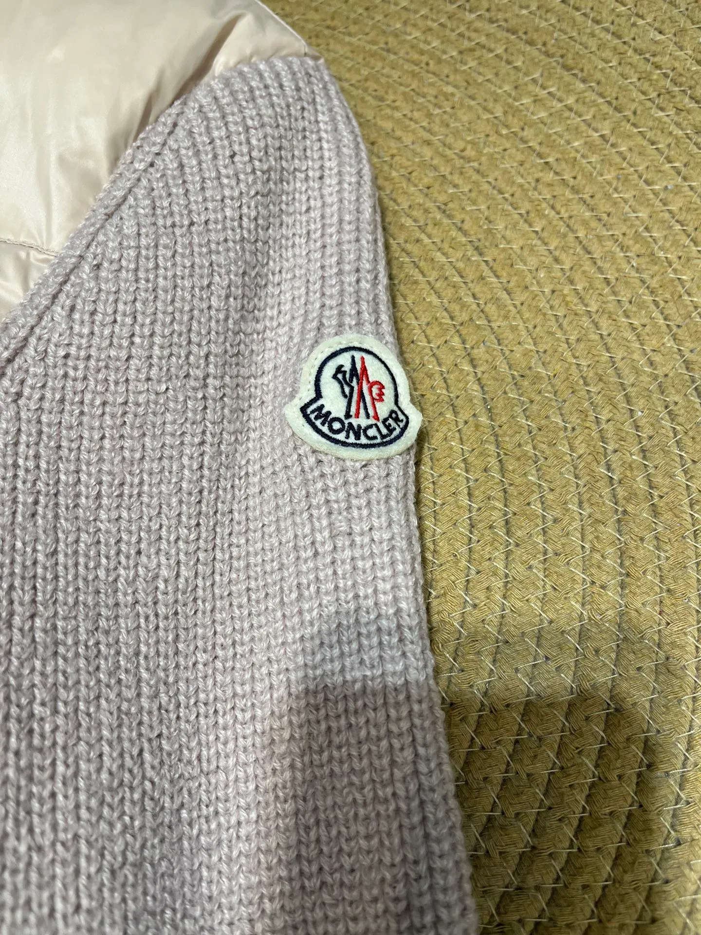 P700 Moncler muzzle classic stand collar zipper wool knitted splicing jacket single down! Checkered quilting and a waist-cinched silhouette are versatile and effortless. Original customized national standard 90 white duck down filling! Imported lightweight memory silk fabric, imported machine sewing line technology. Original hardware accessories, original mark and original label! Color: Black White Pink Size: S-M-L