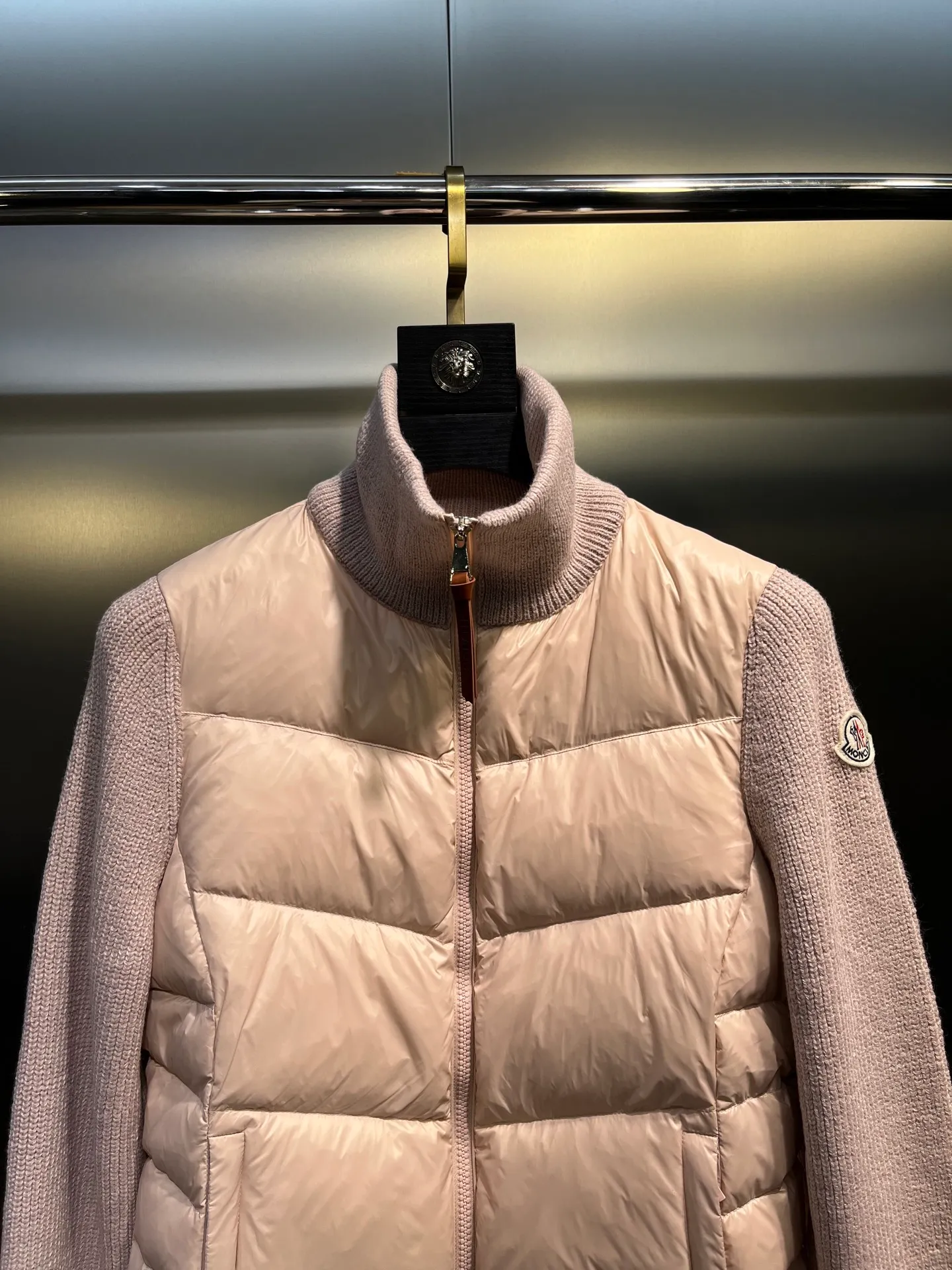 P700 Moncler muzzle classic stand collar zipper wool knitted splicing jacket single down! Checkered quilting and a waist-cinched silhouette are versatile and effortless. Original customized national standard 90 white duck down filling! Imported lightweight memory silk fabric, imported machine sewing line technology. Original hardware accessories, original mark and original label! Color: Black White Pink Size: S-M-L