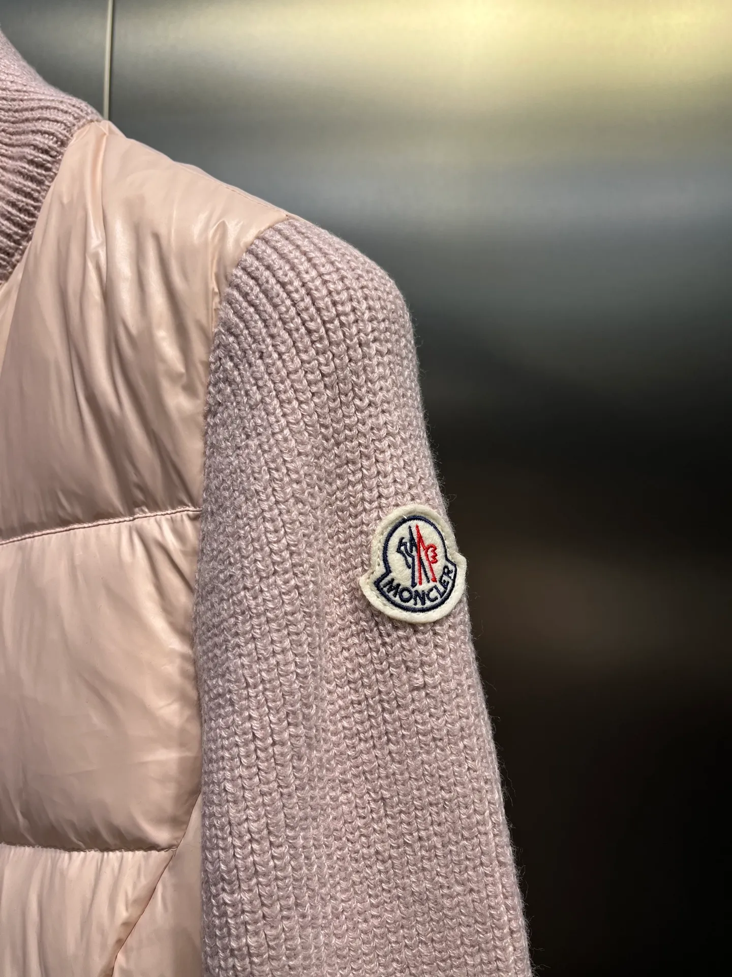 P700 Moncler muzzle classic stand collar zipper wool knitted splicing jacket single down! Checkered quilting and a waist-cinched silhouette are versatile and effortless. Original customized national standard 90 white duck down filling! Imported lightweight memory silk fabric, imported machine sewing line technology. Original hardware accessories, original mark and original label! Color: Black White Pink Size: S-M-L