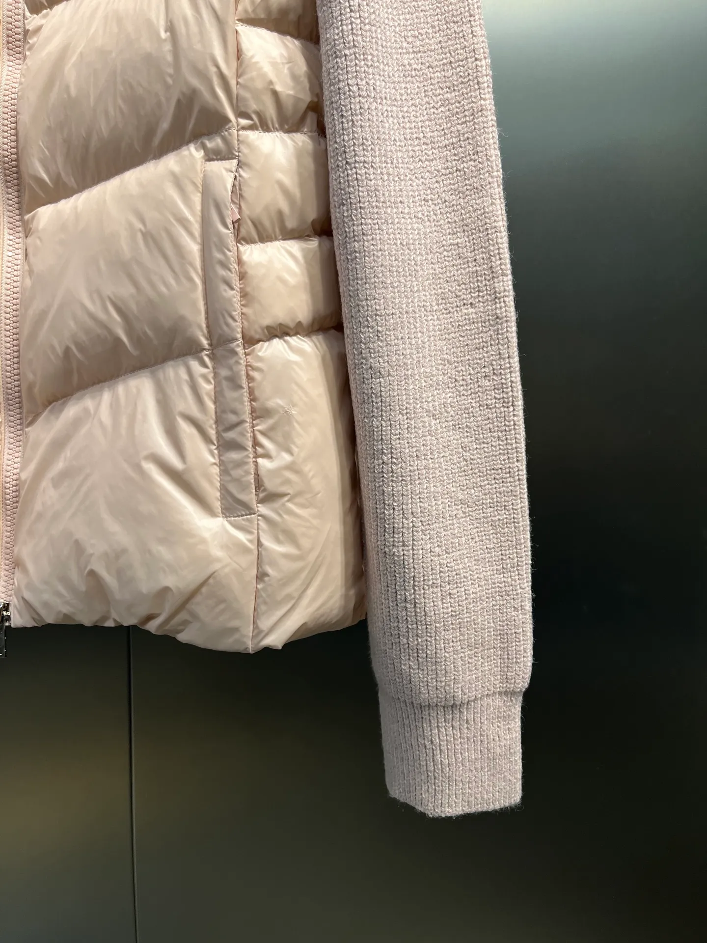 P700 Moncler muzzle classic stand collar zipper wool knitted splicing jacket single down! Checkered quilting and a waist-cinched silhouette are versatile and effortless. Original customized national standard 90 white duck down filling! Imported lightweight memory silk fabric, imported machine sewing line technology. Original hardware accessories, original mark and original label! Color: Black White Pink Size: S-M-L
